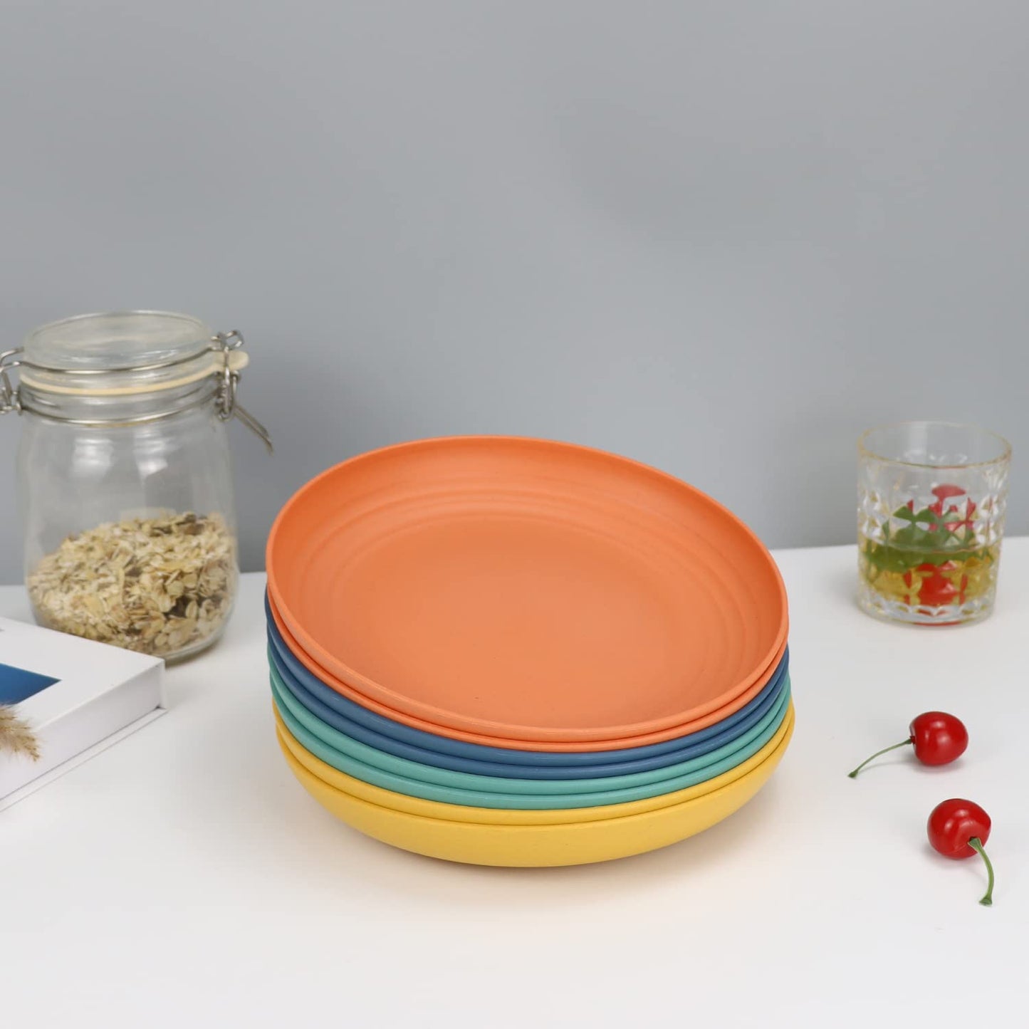 Homienly Tiefe Essteller, 8er-Set, Alternative zu Plastiktellern, mikrowellen- und spülmaschinenfeste Weizenstrohteller für die Küche, unzerbrechliche Kinderteller in 4 Farben (klassisch hell, 9 Zoll)