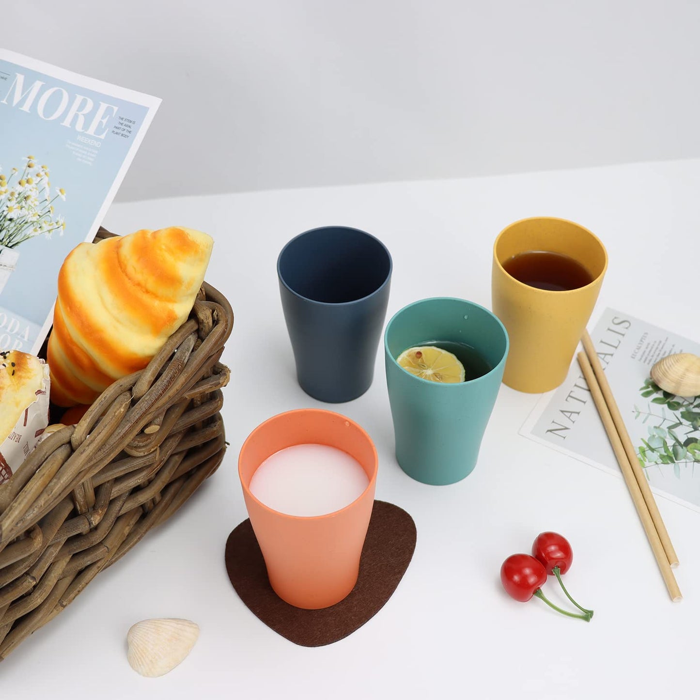 Homienly Becher mit Weizenstrohhalm, Plastikbecher, unzerbrechliche Trinkbecher, wiederverwendbare, spülmaschinenfeste Wassergläser, stapelbare Plastik-Wasserbecher in mehreren Farben (20 OZ, 8 Stück)