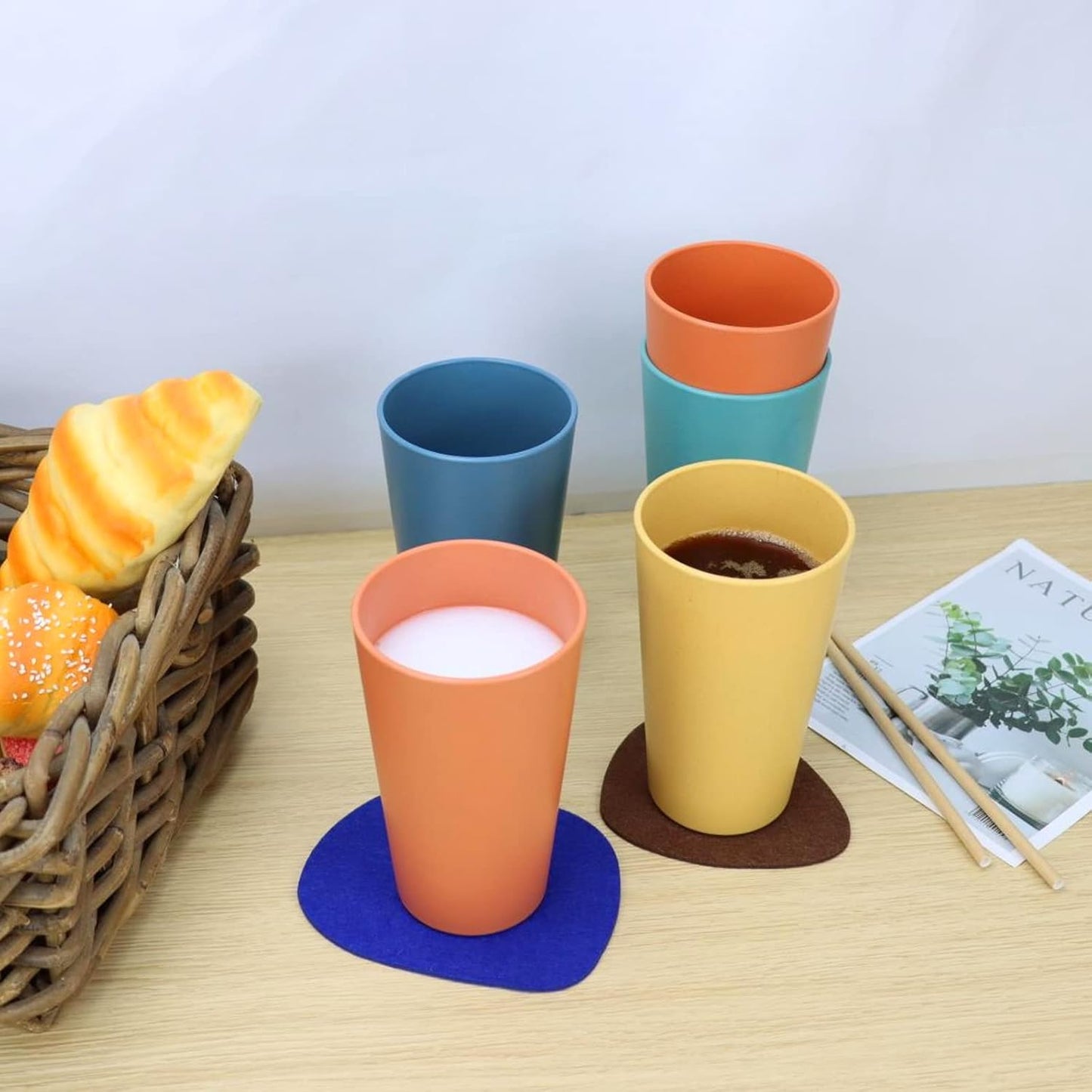 Homienly Becher mit Weizenstrohhalm, Plastikbecher, unzerbrechliche Trinkbecher, wiederverwendbare, spülmaschinenfeste Wassergläser, stapelbare Plastik-Wasserbecher in mehreren Farben (20 OZ, 8 Stück)