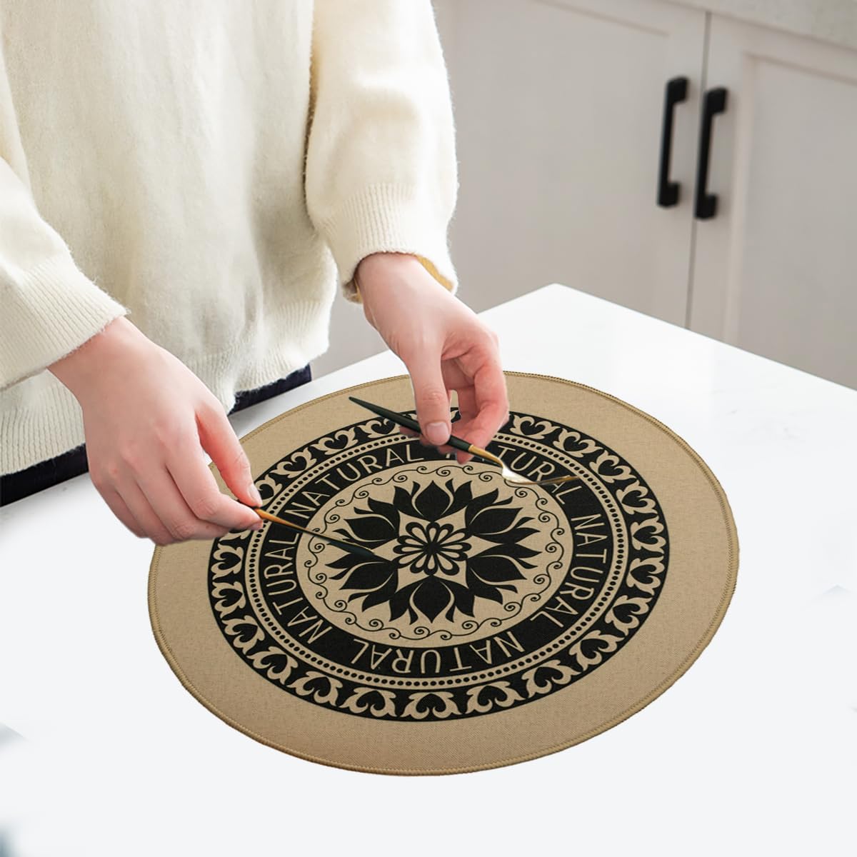 PIGCHCY Keilförmige Tischsets für den Esstisch, kreuzgewebt, waschbares Vinyl-Tischset, hitzebeständig, runde Tischsets, 4er-Set (Silbergrau)