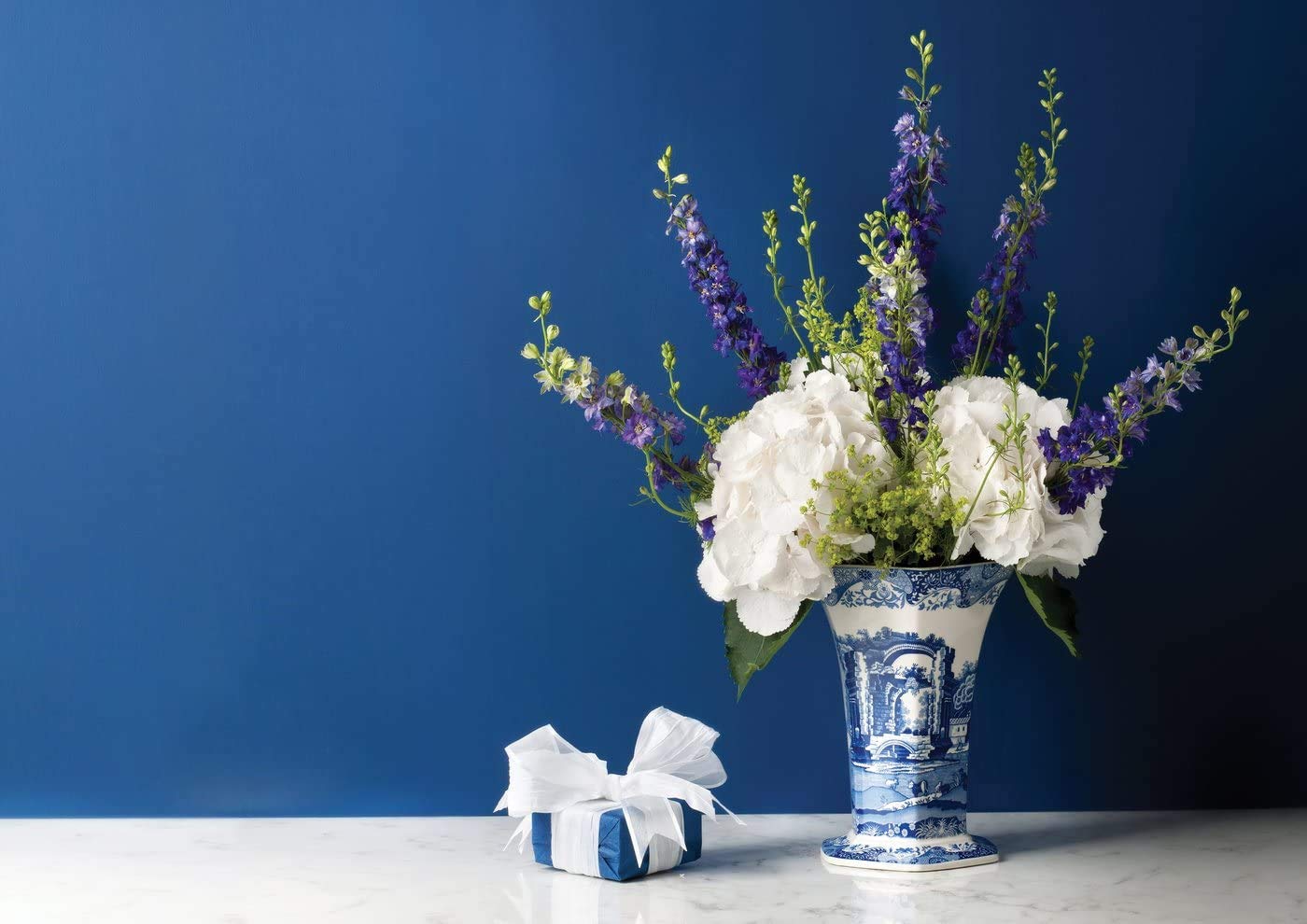 Sechseckige Vase aus der Portmeirion Blue Italian Collection | 10,5 Zoll hoch | Tischdekoration für Zuhause, Wohnzimmer und Kaminsims | Blau und Weiß | Aus Porzellan