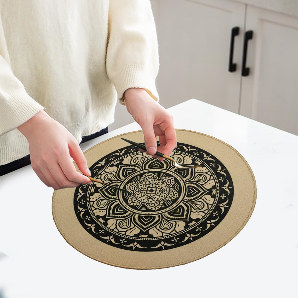 PIGCHCY Keilförmige Tischsets für den Esstisch, kreuzgewebt, waschbares Vinyl-Tischset, hitzebeständig, runde Tischsets, 4er-Set (Silbergrau)