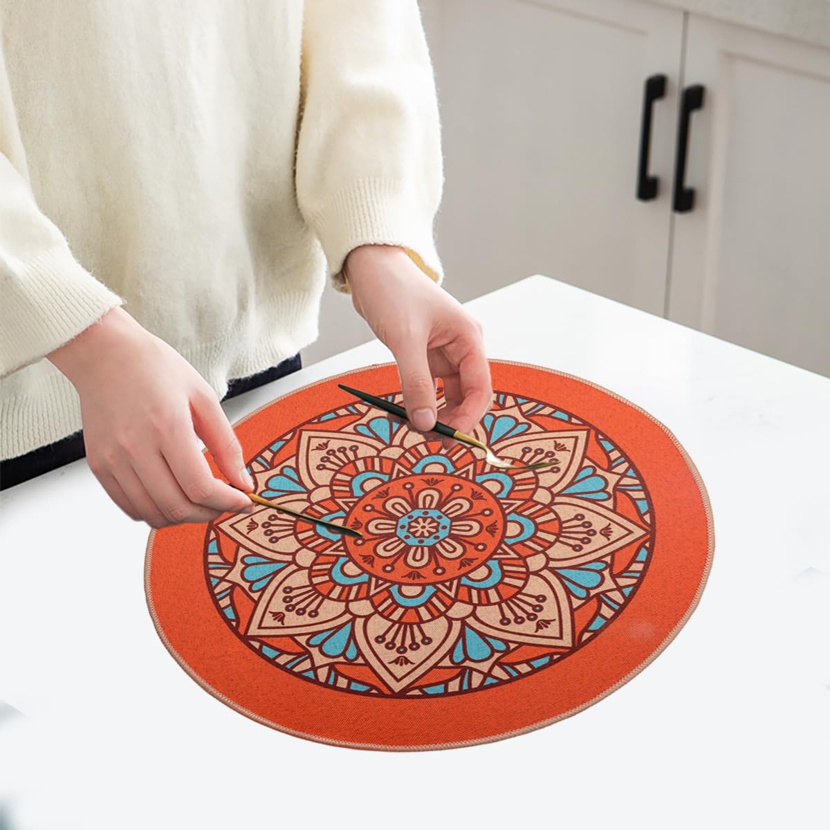 PIGCHCY Keilförmige Tischsets für den Esstisch, kreuzgewebt, waschbares Vinyl-Tischset, hitzebeständig, runde Tischsets, 4er-Set (Silbergrau)