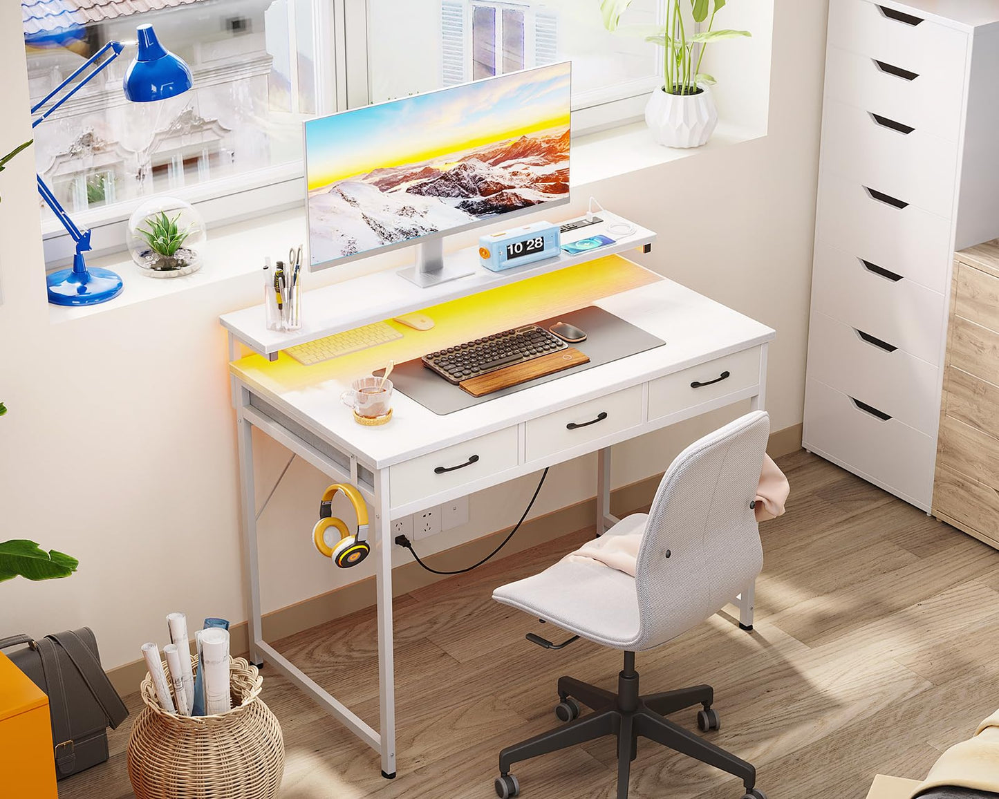 ODK 54-Zoll-Computertisch mit 3 Schubladen und USB-Steckdosen, Home-Office-Schreibtische mit LED-Leuchten und verstellbarem Monitorständer, Arbeiten von zu Hause, moderner Arbeits-/Schreib-/Studiertisch für Schlafzimmer, Schwarz