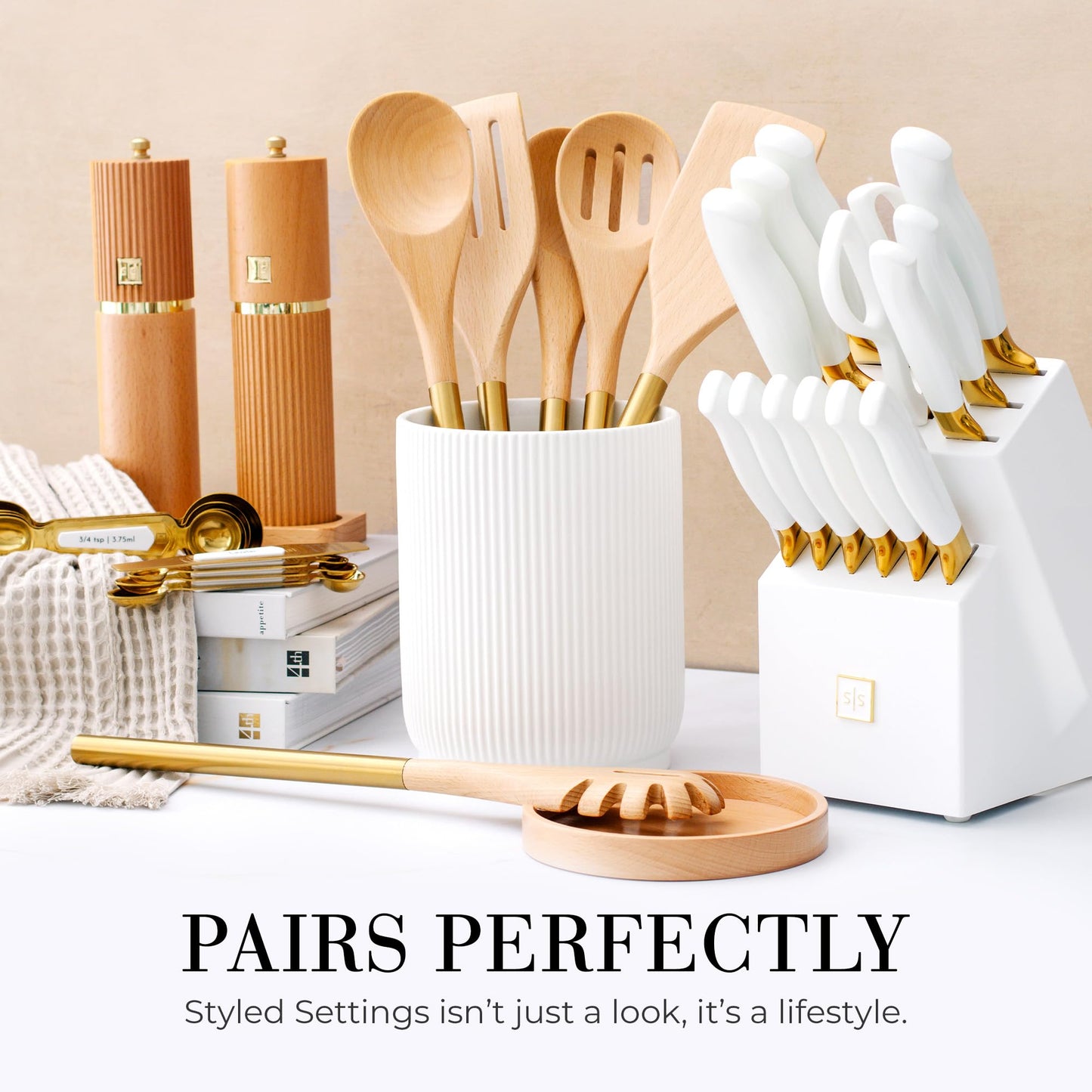 Ensemble d'ustensiles de cuisine en bois – Ensemble de 8 pièces comprenant des ustensiles de cuisine en bois et en or, un porte-ustensiles blanc et un repose-cuillère en bois – Ustensiles de cuisine durables et élégants pour cuisiner et servir