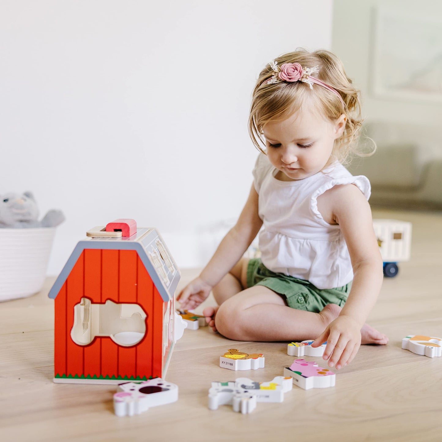 Melissa & Doug Wooden Take-Along Barn Toy with Flip-Up Roof and Handle, 10 Farm Play Pieces, Shape Sorting And Stacking Learning Toys For Toddlers And Kids Ages 2+