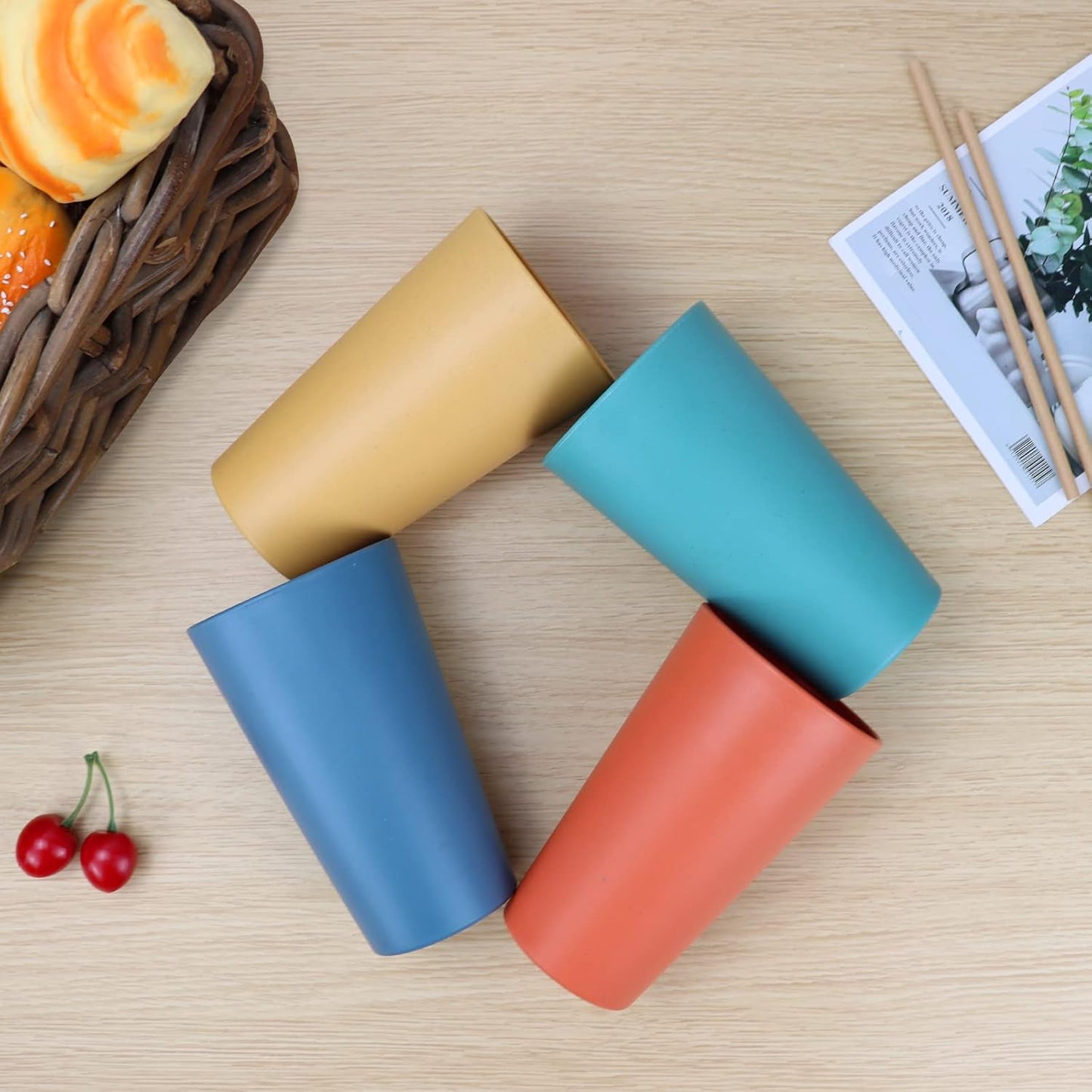 Homienly Becher mit Weizenstrohhalm, Plastikbecher, unzerbrechliche Trinkbecher, wiederverwendbare, spülmaschinenfeste Wassergläser, stapelbare Plastik-Wasserbecher in mehreren Farben (20 OZ, 8 Stück)