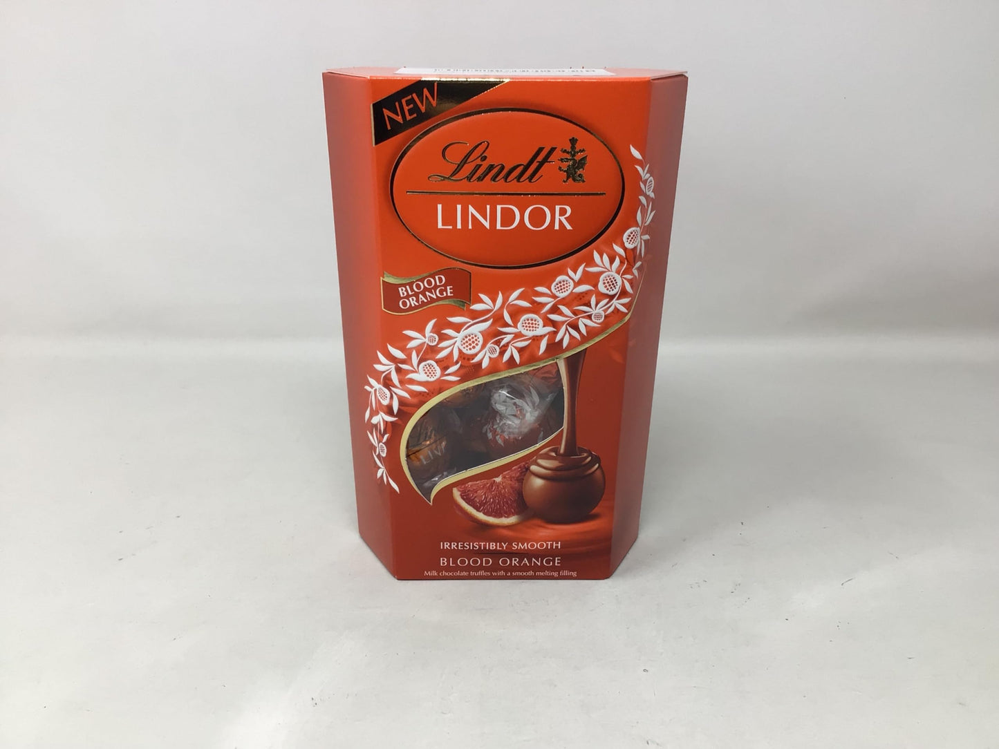 Lindt LINDOR Milk Chocolate Candy Truffles, Milk Chocolate with Smooth, Melting Truffle Center, 25.4 oz., 60 Count