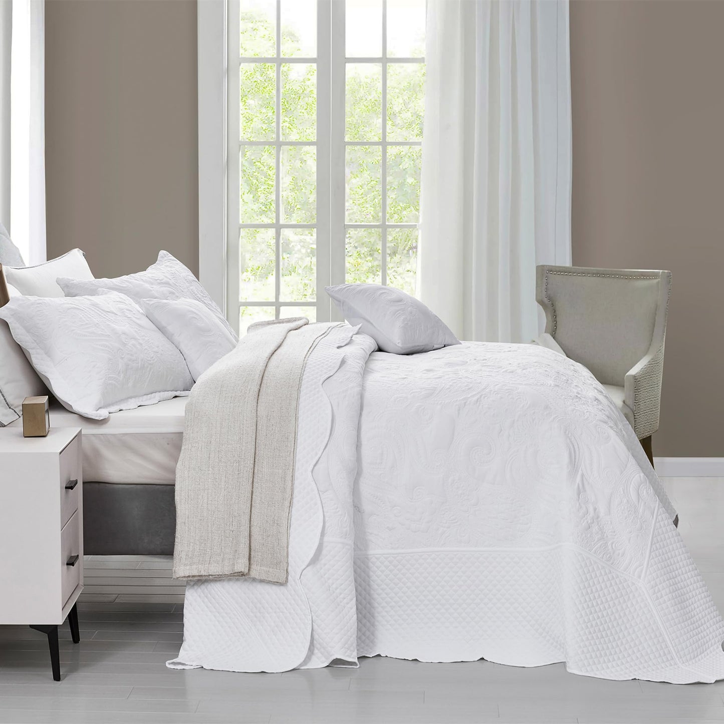 Oversized King Bedspread 128x120 Extra Wide, Paisley Pattern Design, Lightweight Bedding Cover, Reversible, 5 Piece, 100% Microfiber, King/Cal King, Pure White