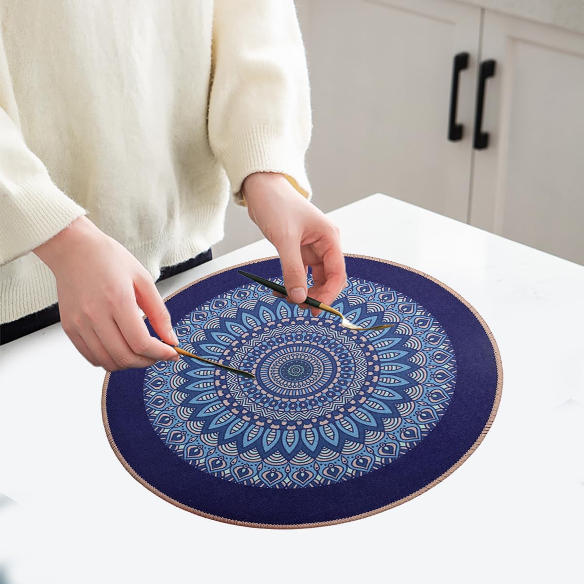 PIGCHCY Keilförmige Tischsets für den Esstisch, kreuzgewebt, waschbares Vinyl-Tischset, hitzebeständig, runde Tischsets, 4er-Set (Silbergrau)