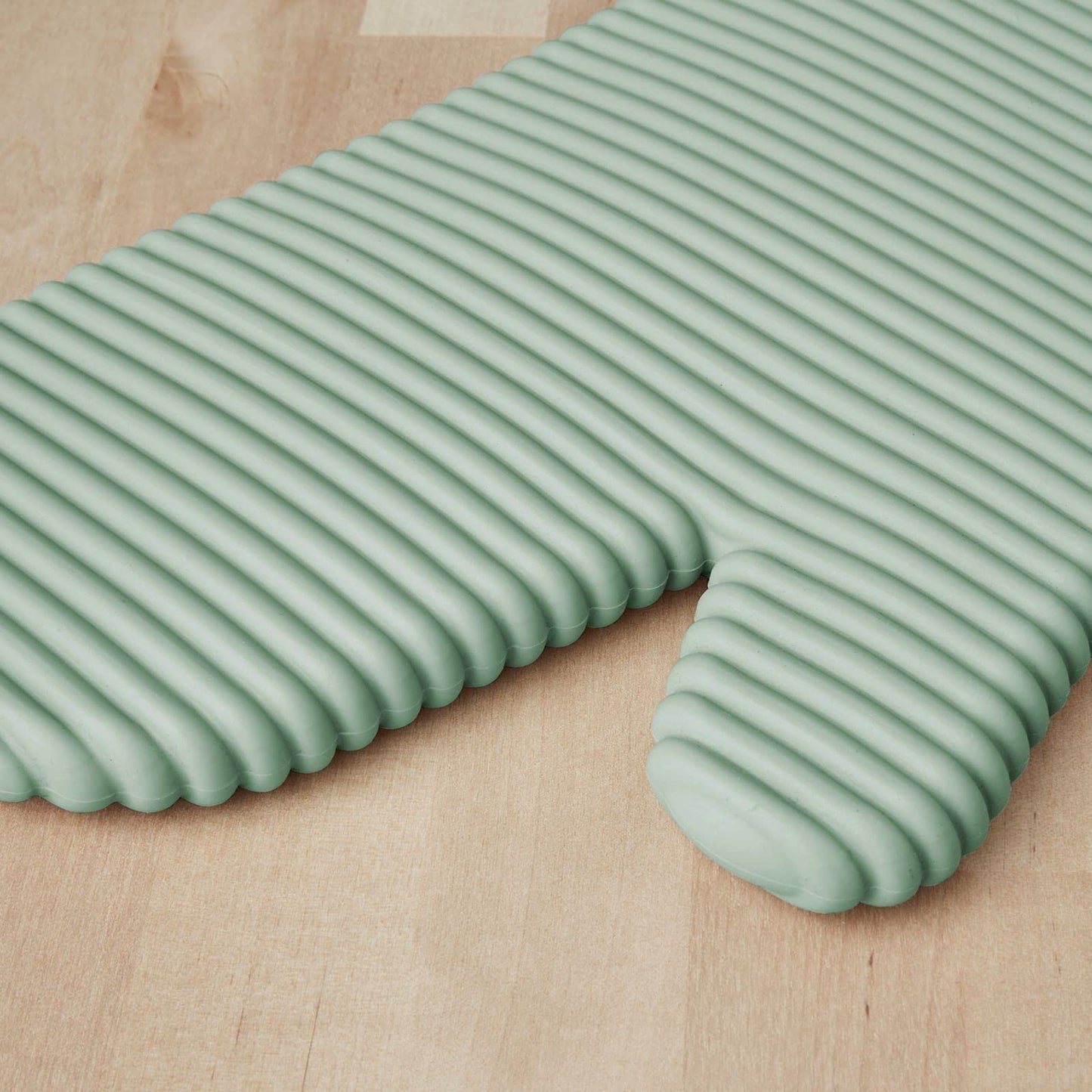 KITCHENAID Ribbed Soft Silicone Oven Mitt 2-Pack Set, Matte Black, 7.5"x13"