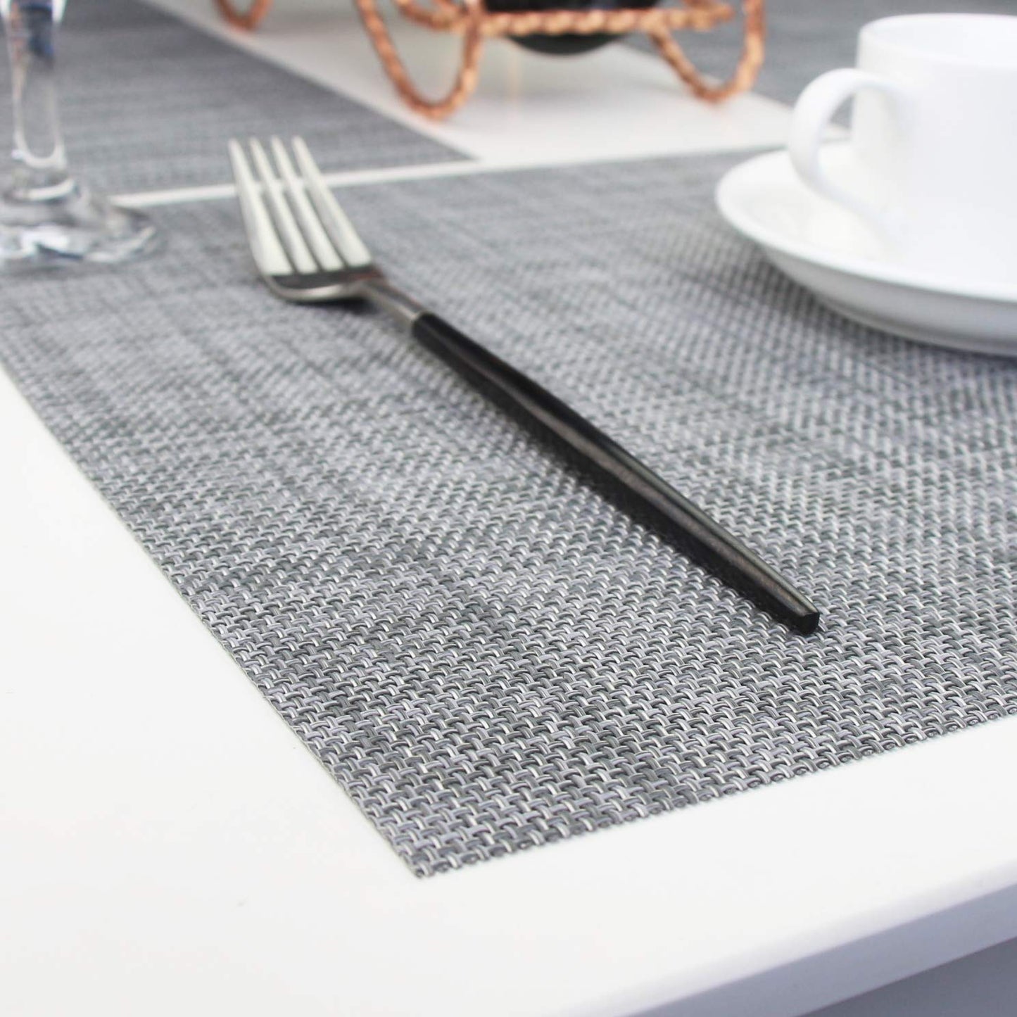 PIGCHCY Keilförmige Tischsets für den Esstisch, kreuzgewebt, waschbares Vinyl-Tischset, hitzebeständig, runde Tischsets, 4er-Set (Silbergrau)