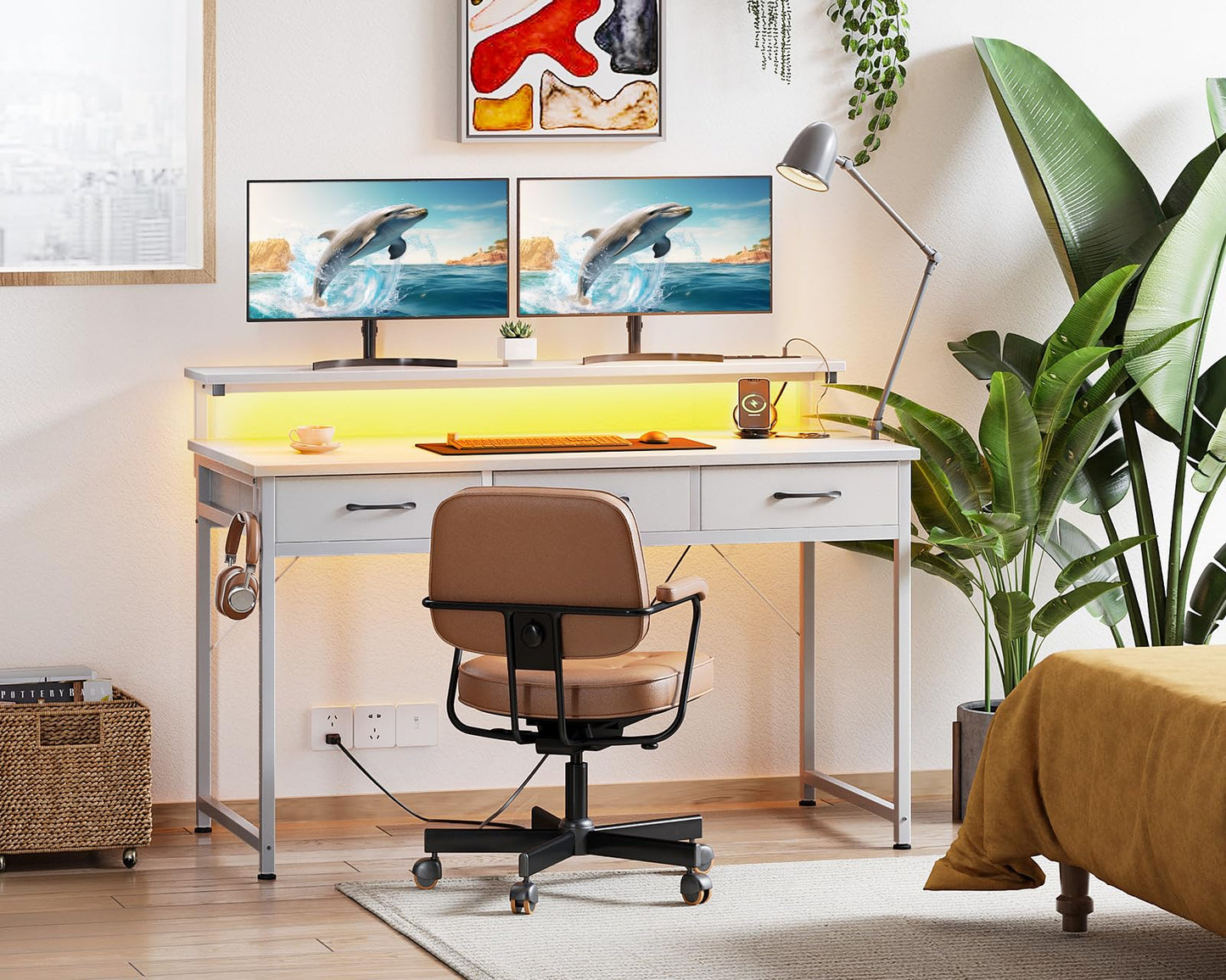 ODK 54-Zoll-Computertisch mit 3 Schubladen und USB-Steckdosen, Home-Office-Schreibtische mit LED-Leuchten und verstellbarem Monitorständer, Arbeiten von zu Hause, moderner Arbeits-/Schreib-/Studiertisch für Schlafzimmer, Schwarz