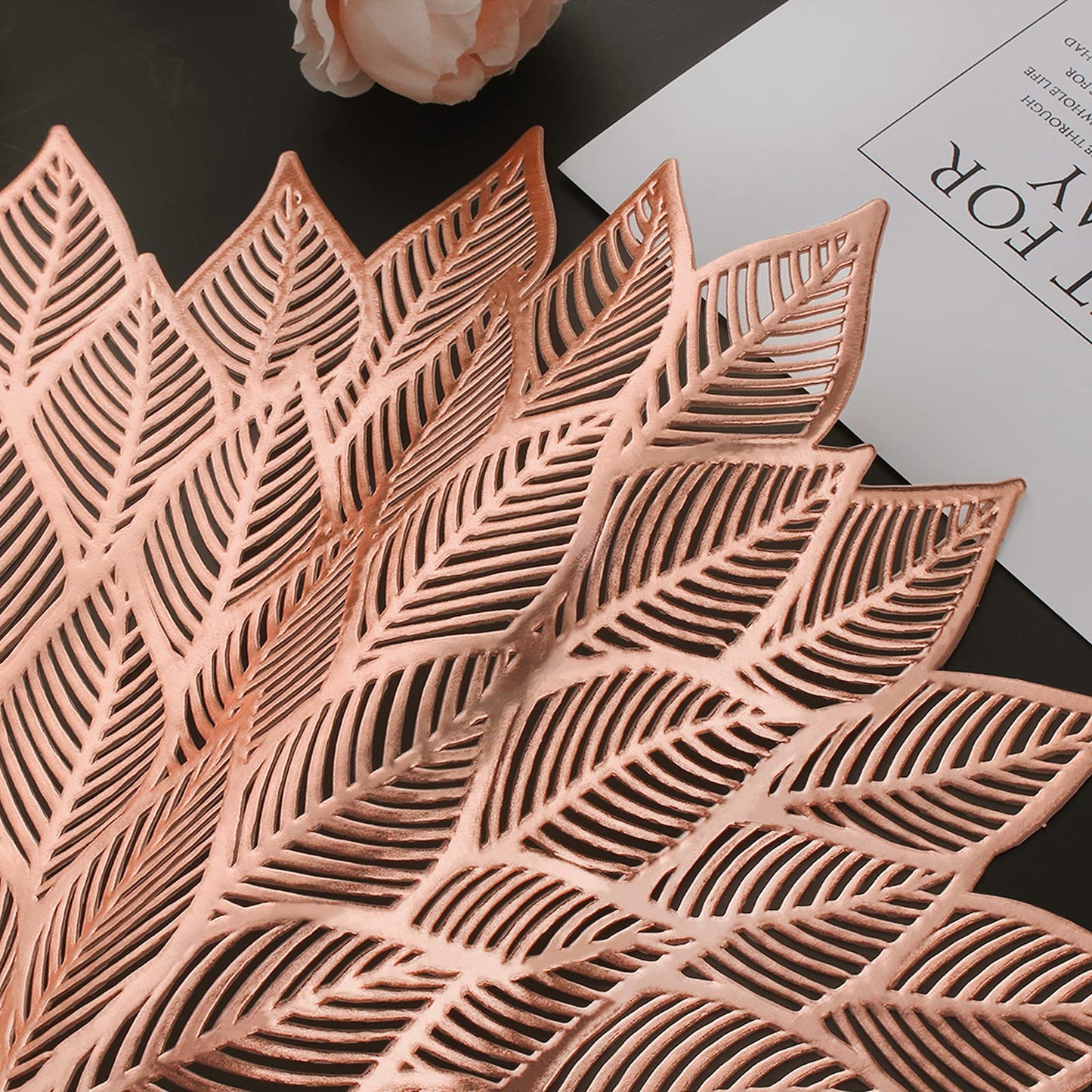 Tischsets, 6er-Set, runde Tischsets mit ausgehöhlten Blumen für den Esstisch, gepresstes Vinyl, Tischsets mit blühenden Blättern für Feiertage, Partys, Hochzeiten, Akzente, Tafelaufsätze, Tischdekoration (Gold)