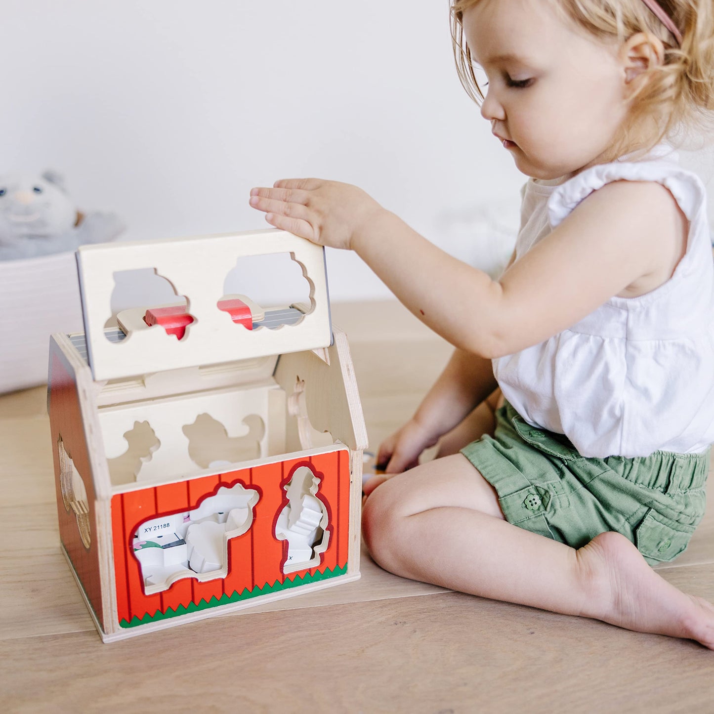 Melissa & Doug Wooden Take-Along Barn Toy with Flip-Up Roof and Handle, 10 Farm Play Pieces, Shape Sorting And Stacking Learning Toys For Toddlers And Kids Ages 2+