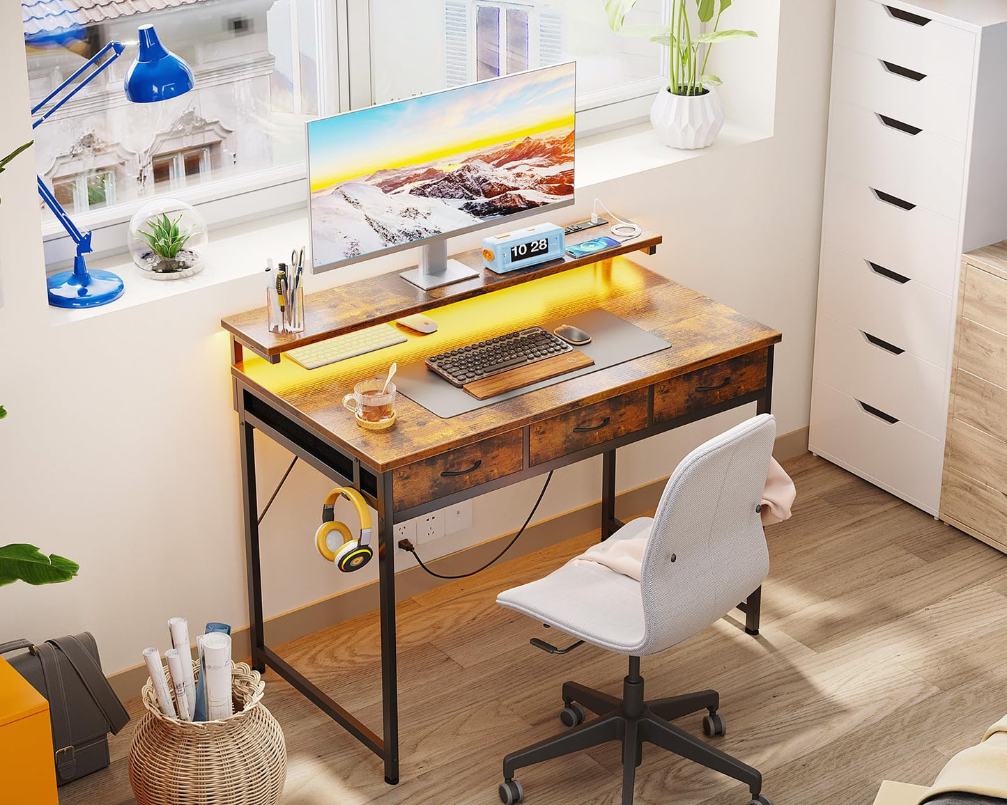 ODK 54-Zoll-Computertisch mit 3 Schubladen und USB-Steckdosen, Home-Office-Schreibtische mit LED-Leuchten und verstellbarem Monitorständer, Arbeiten von zu Hause, moderner Arbeits-/Schreib-/Studiertisch für Schlafzimmer, Schwarz