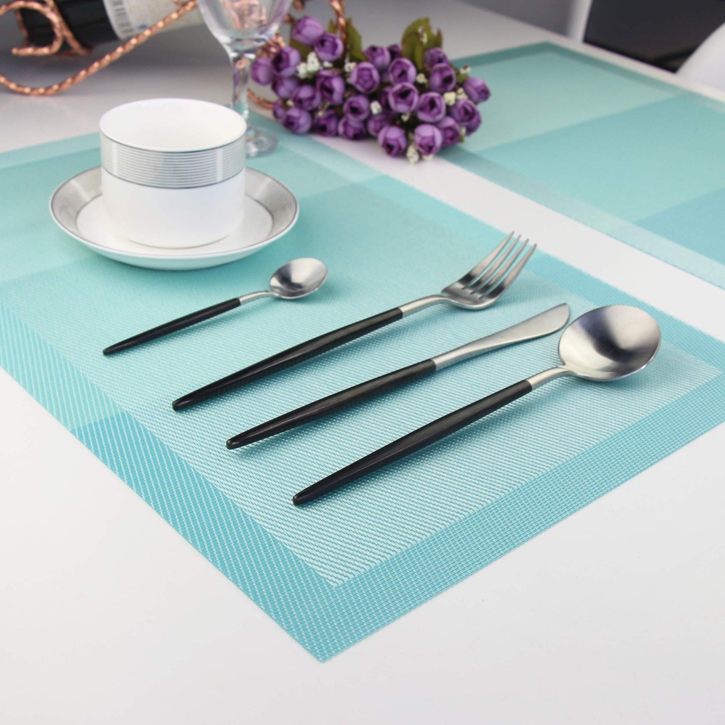 PIGCHCY Keilförmige Tischsets für den Esstisch, kreuzgewebt, waschbares Vinyl-Tischset, hitzebeständig, runde Tischsets, 4er-Set (Silbergrau)