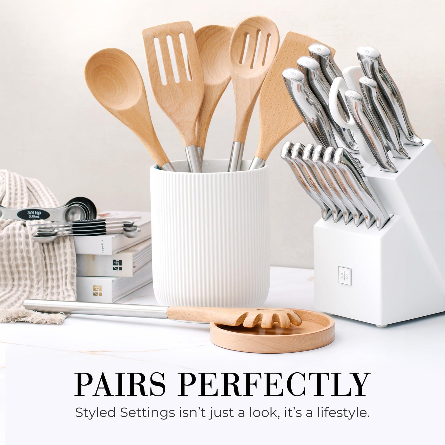 Ensemble d'ustensiles de cuisine en bois – Ensemble de 8 pièces comprenant des ustensiles de cuisine en bois et en or, un porte-ustensiles blanc et un repose-cuillère en bois – Ustensiles de cuisine durables et élégants pour cuisiner et servir