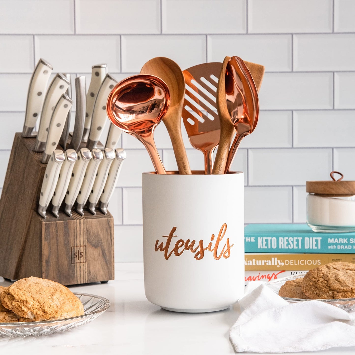 Ensemble d'ustensiles de cuisine en bois – Ensemble de 8 pièces comprenant des ustensiles de cuisine en bois et en or, un porte-ustensiles blanc et un repose-cuillère en bois – Ustensiles de cuisine durables et élégants pour cuisiner et servir