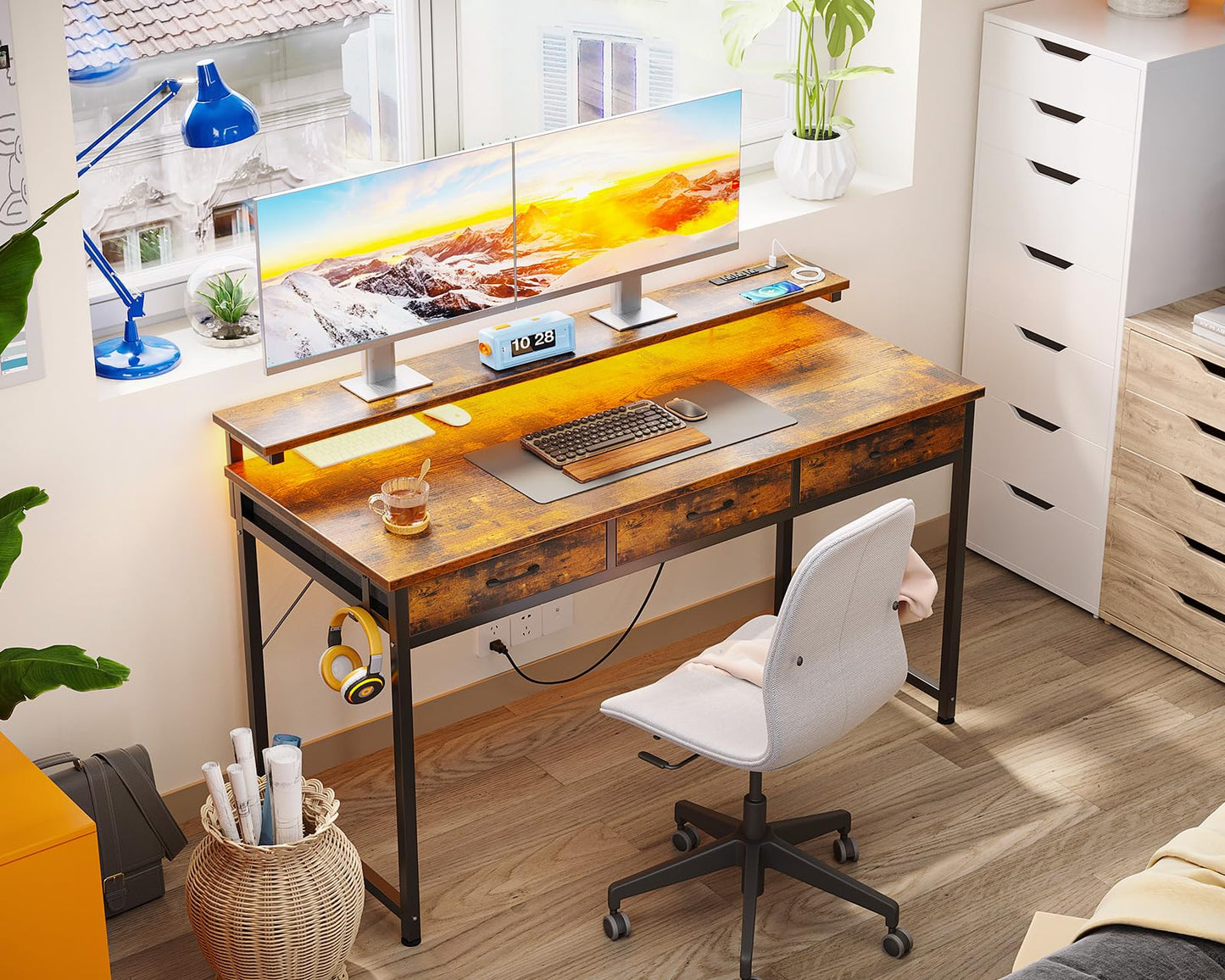 ODK 54-Zoll-Computertisch mit 3 Schubladen und USB-Steckdosen, Home-Office-Schreibtische mit LED-Leuchten und verstellbarem Monitorständer, Arbeiten von zu Hause, moderner Arbeits-/Schreib-/Studiertisch für Schlafzimmer, Schwarz