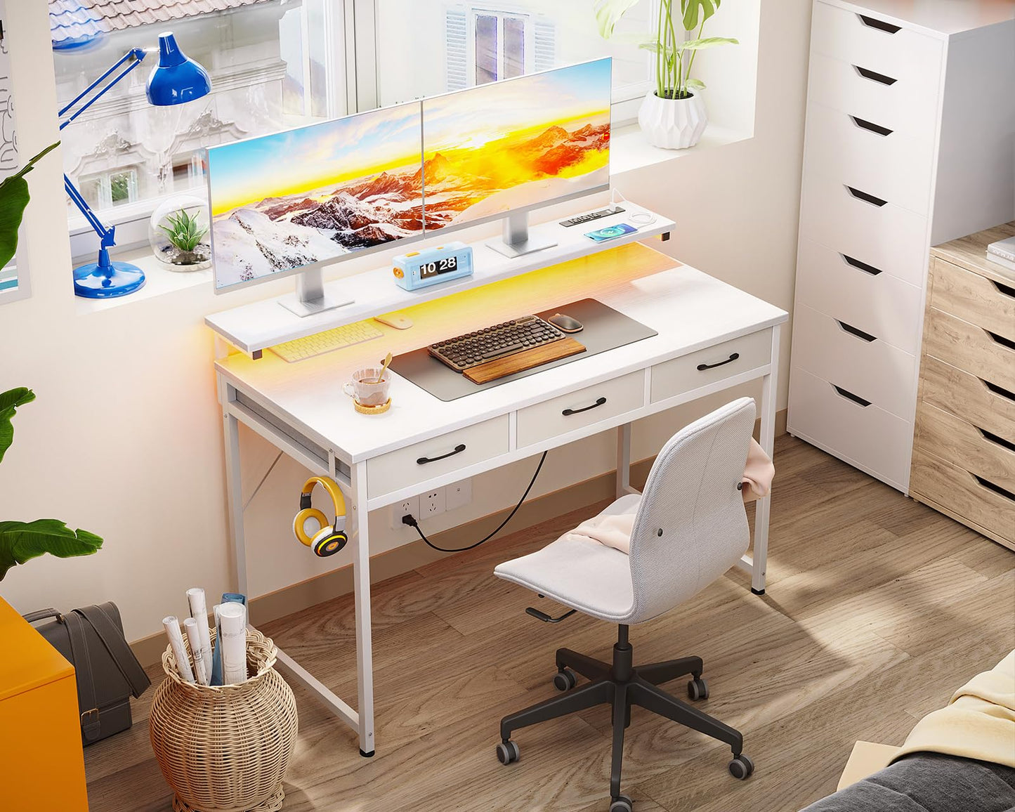 ODK 54-Zoll-Computertisch mit 3 Schubladen und USB-Steckdosen, Home-Office-Schreibtische mit LED-Leuchten und verstellbarem Monitorständer, Arbeiten von zu Hause, moderner Arbeits-/Schreib-/Studiertisch für Schlafzimmer, Schwarz