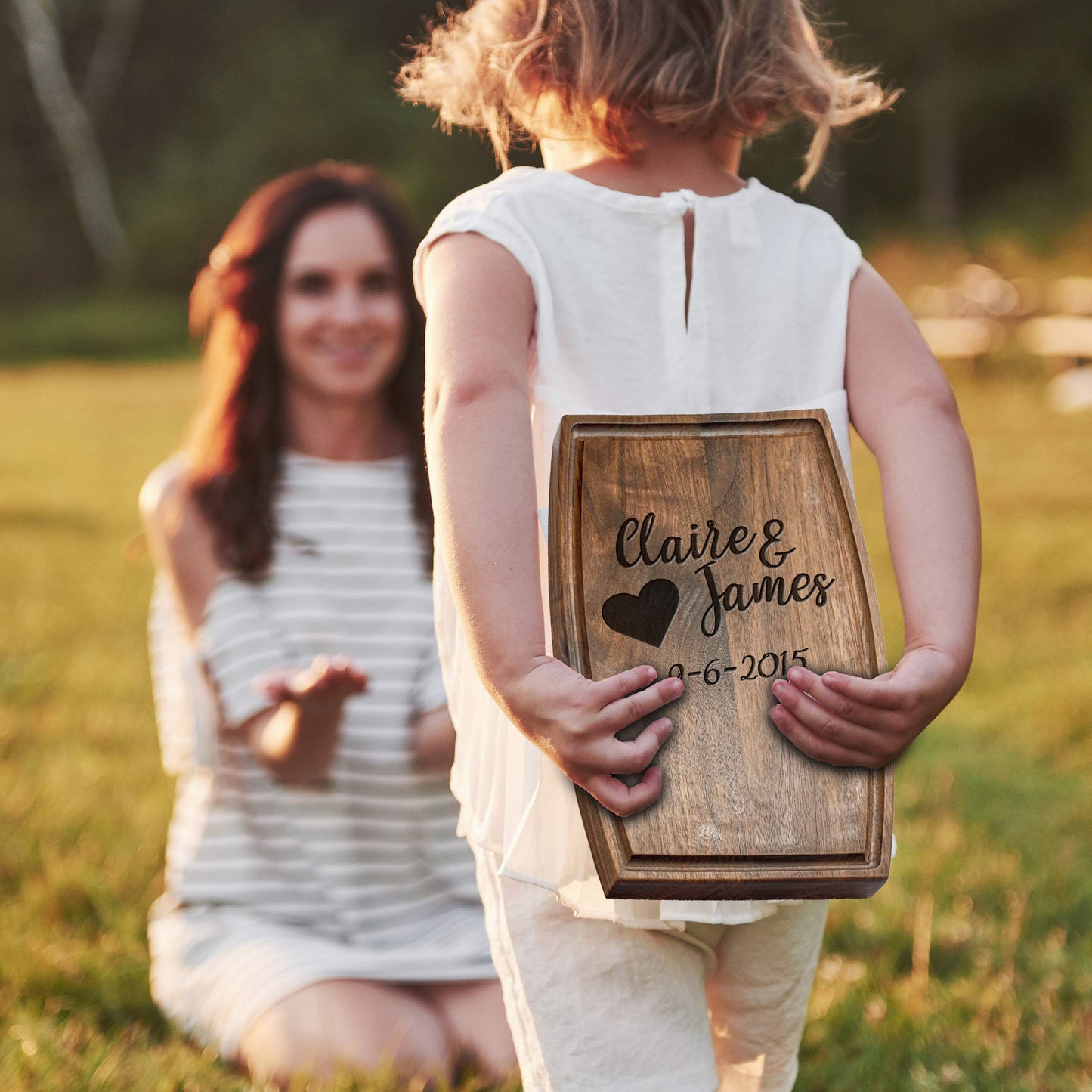 Personalisiertes Walnuss-Schneidebrett mit Untersetzern, Mineralöl und Geschenkverpackung erhältlich – Gestalten Sie Ihr eigenes Schneidebrett, hergestellt in den USA (Design 22, 3. Walnuss 17"x11")