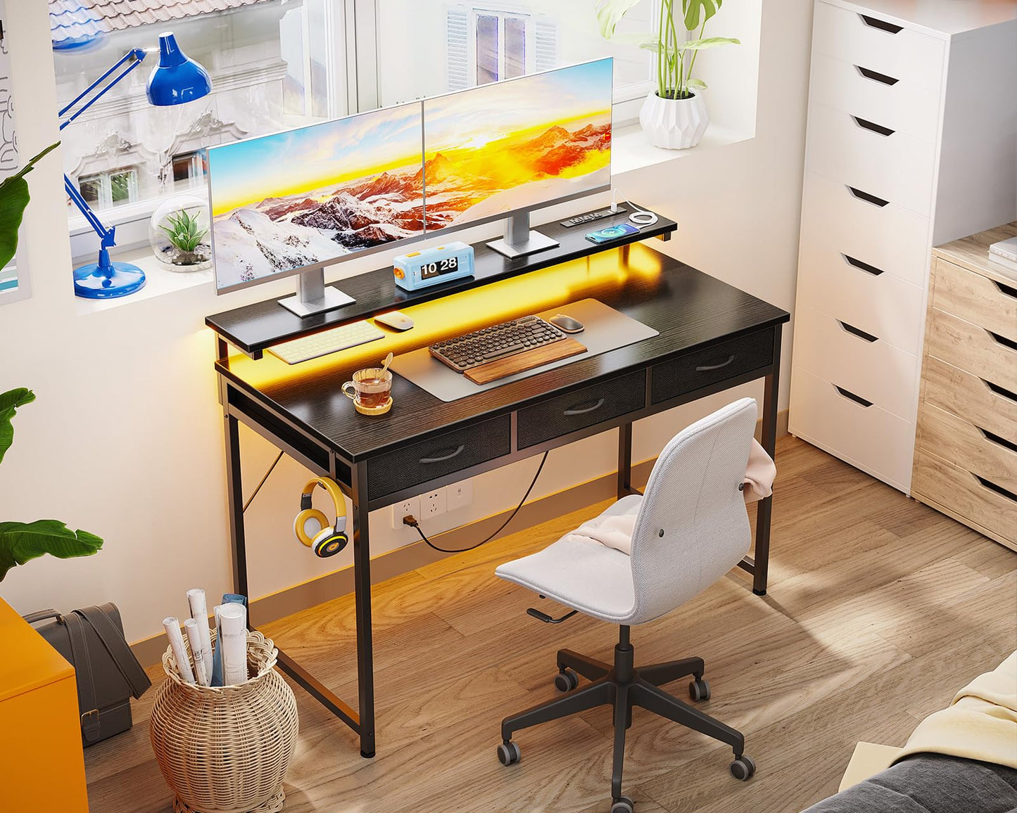 ODK 54-Zoll-Computertisch mit 3 Schubladen und USB-Steckdosen, Home-Office-Schreibtische mit LED-Leuchten und verstellbarem Monitorständer, Arbeiten von zu Hause, moderner Arbeits-/Schreib-/Studiertisch für Schlafzimmer, Schwarz