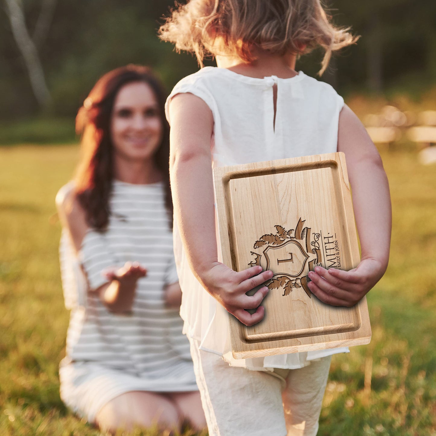 Personalisiertes Walnuss-Schneidebrett mit Untersetzern, Mineralöl und Geschenkverpackung erhältlich – Gestalten Sie Ihr eigenes Schneidebrett, hergestellt in den USA (Design 22, 3. Walnuss 17"x11")