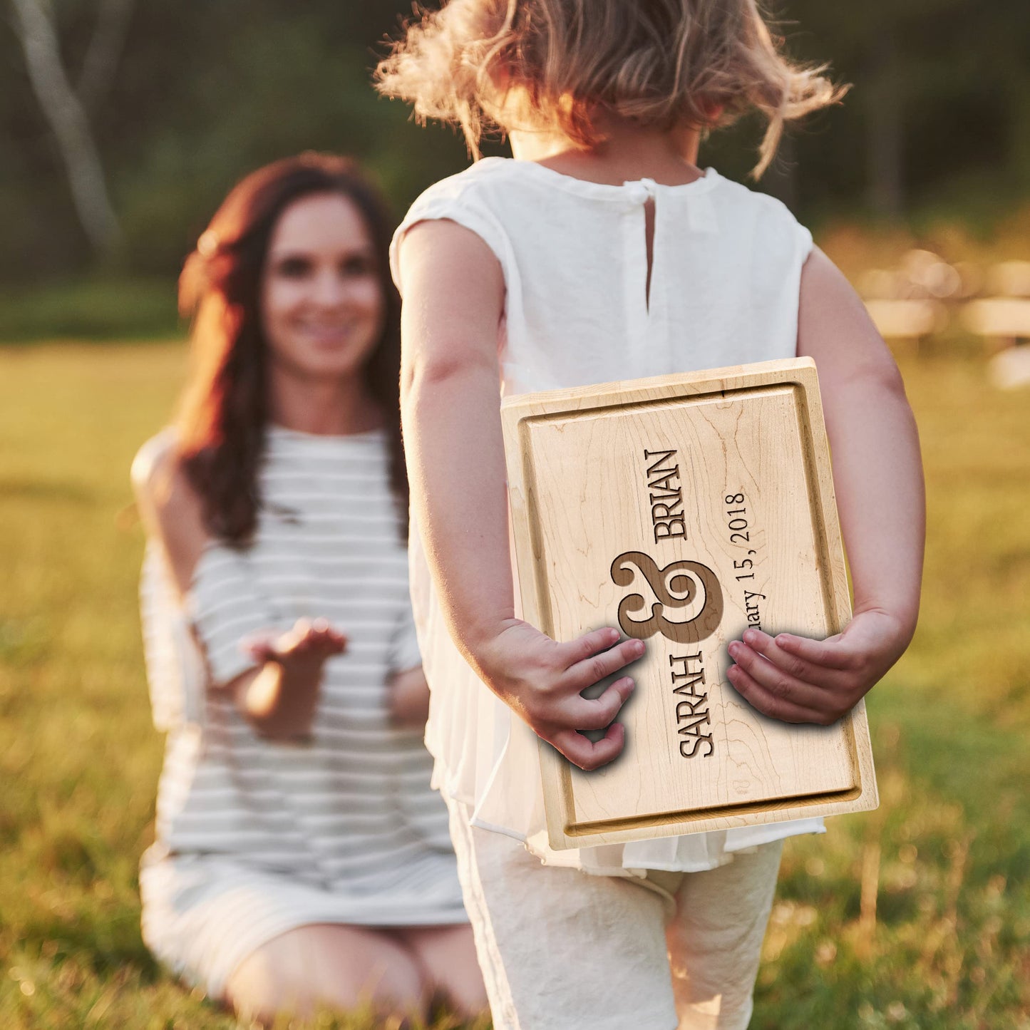 Personalisiertes Walnuss-Schneidebrett mit Untersetzern, Mineralöl und Geschenkverpackung erhältlich – Gestalten Sie Ihr eigenes Schneidebrett, hergestellt in den USA (Design 22, 3. Walnuss 17"x11")