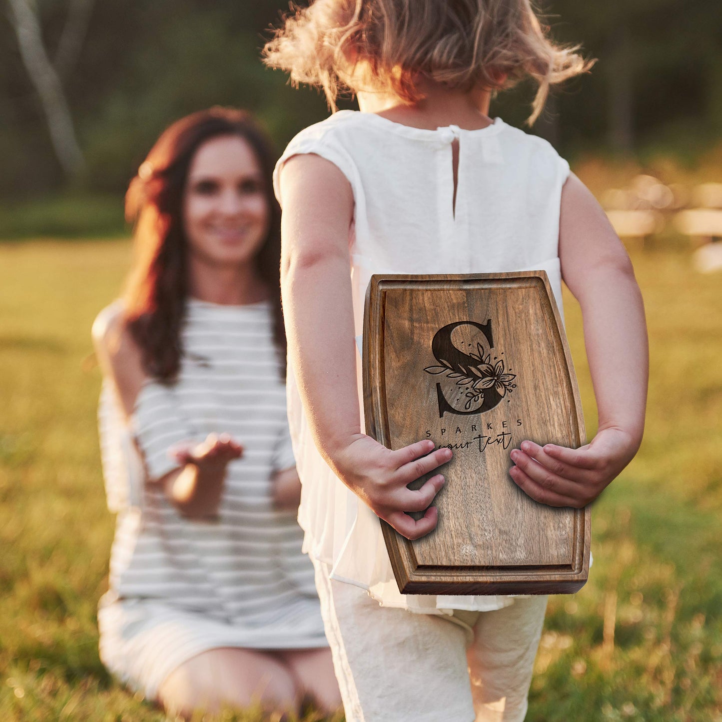 Personalisiertes Walnuss-Schneidebrett mit Untersetzern, Mineralöl und Geschenkverpackung erhältlich – Gestalten Sie Ihr eigenes Schneidebrett, hergestellt in den USA (Design 22, 3. Walnuss 17"x11")