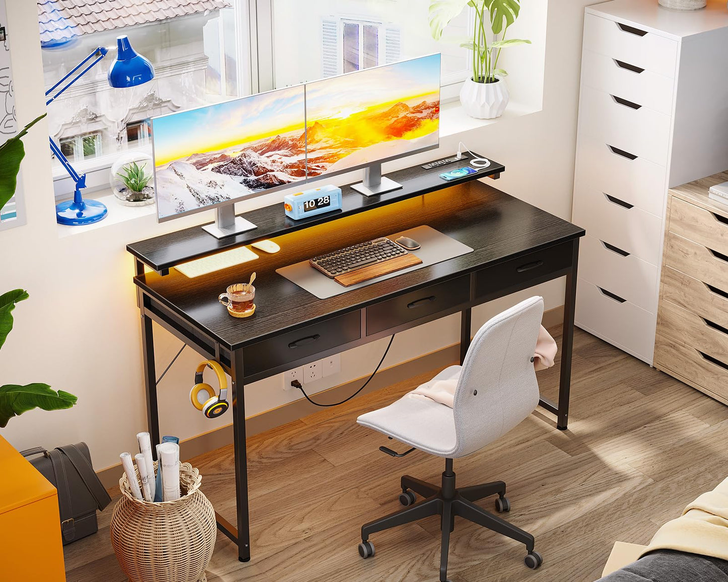 ODK 54-Zoll-Computertisch mit 3 Schubladen und USB-Steckdosen, Home-Office-Schreibtische mit LED-Leuchten und verstellbarem Monitorständer, Arbeiten von zu Hause, moderner Arbeits-/Schreib-/Studiertisch für Schlafzimmer, Schwarz