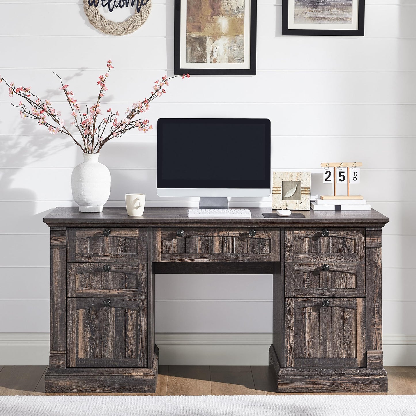 OKD 60-Zoll-Chefschreibtisch mit Schubladen, Home-Office-Schreibtisch im Landhausstil mit Ladestation, Tastaturablage, Aktenschrank-Aufbewahrung, Holz-Computertisch für Arbeit und Studium, Antikweiß