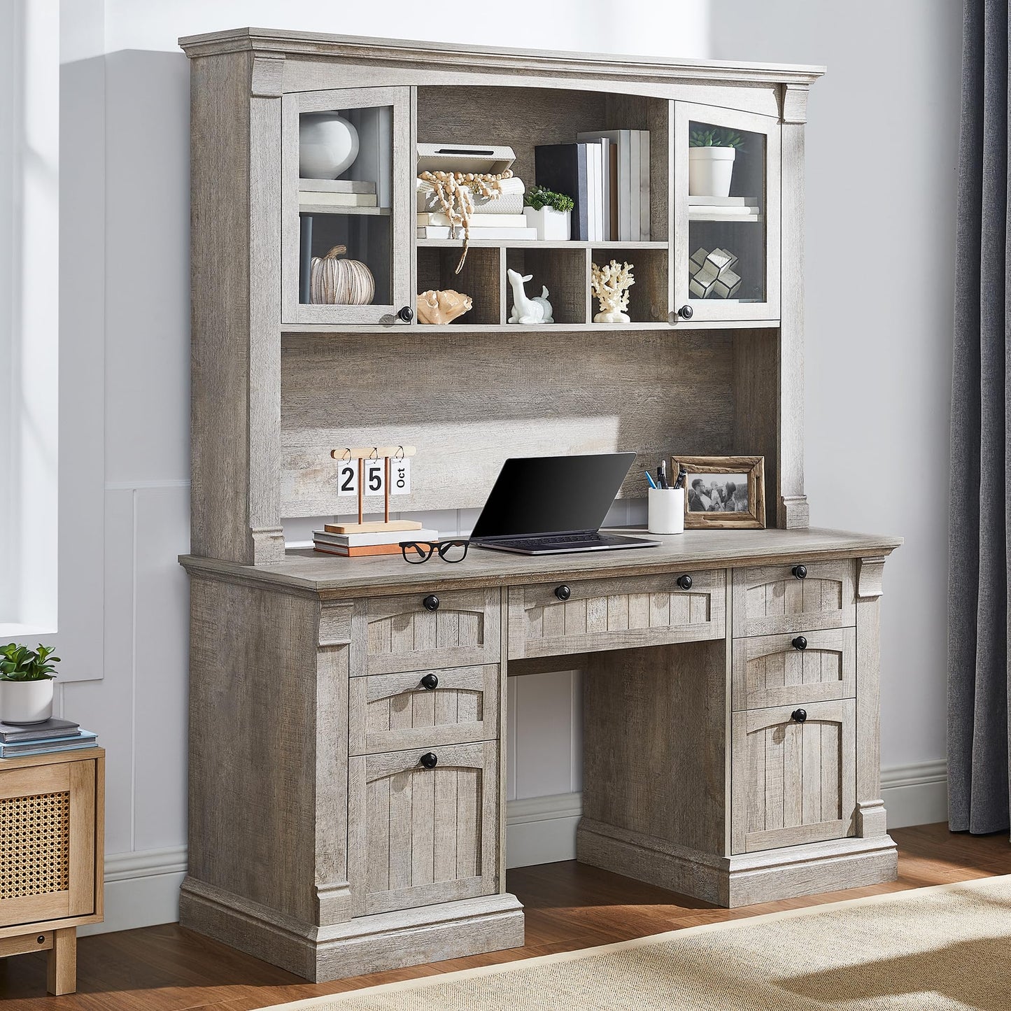 OKD 60-Zoll-Chefschreibtisch mit Schubladen, Home-Office-Schreibtisch im Landhausstil mit Ladestation, Tastaturablage, Aktenschrank-Aufbewahrung, Holz-Computertisch für Arbeit und Studium, Antikweiß