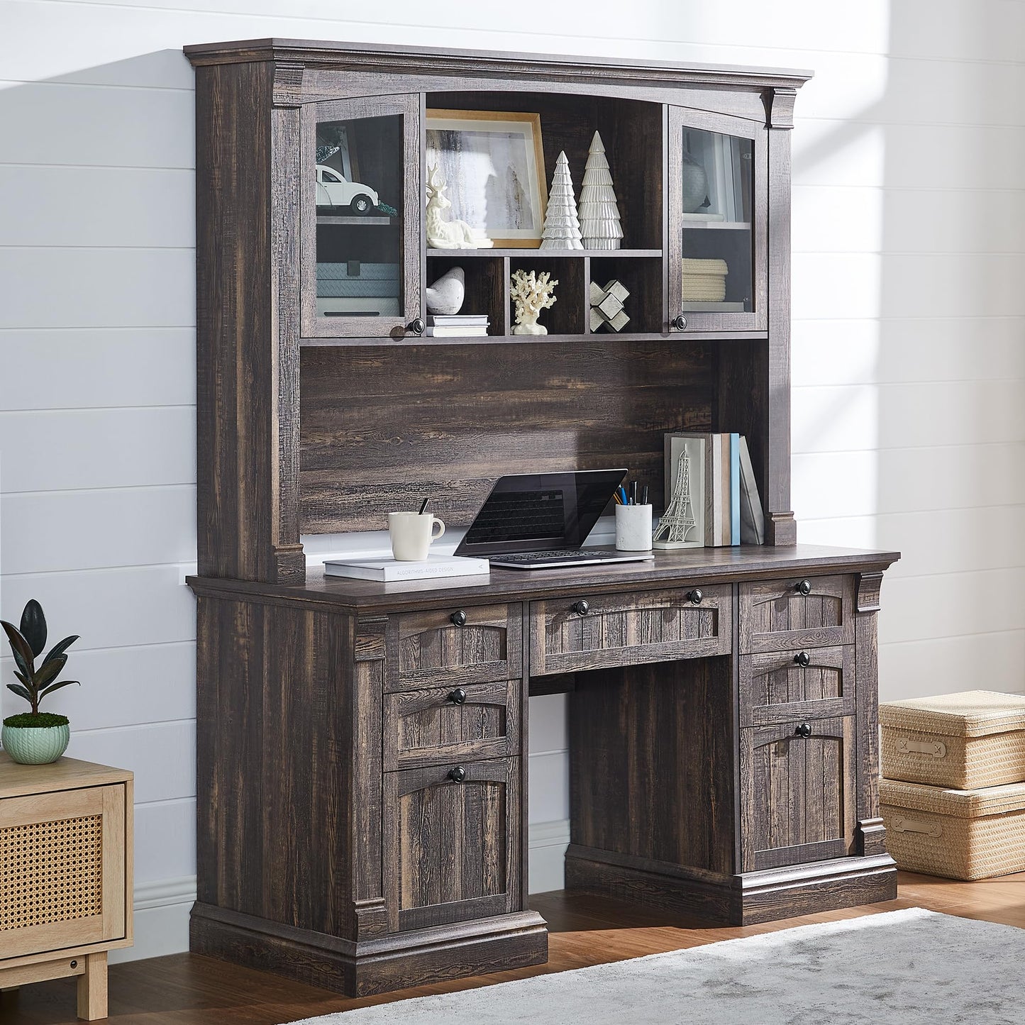 OKD 60-Zoll-Chefschreibtisch mit Schubladen, Home-Office-Schreibtisch im Landhausstil mit Ladestation, Tastaturablage, Aktenschrank-Aufbewahrung, Holz-Computertisch für Arbeit und Studium, Antikweiß