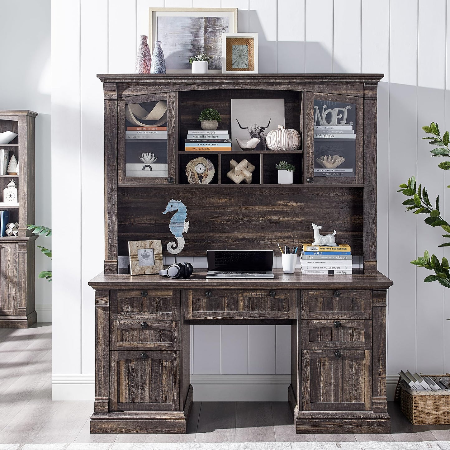 OKD 60-Zoll-Chefschreibtisch mit Schubladen, Home-Office-Schreibtisch im Landhausstil mit Ladestation, Tastaturablage, Aktenschrank-Aufbewahrung, Holz-Computertisch für Arbeit und Studium, Antikweiß