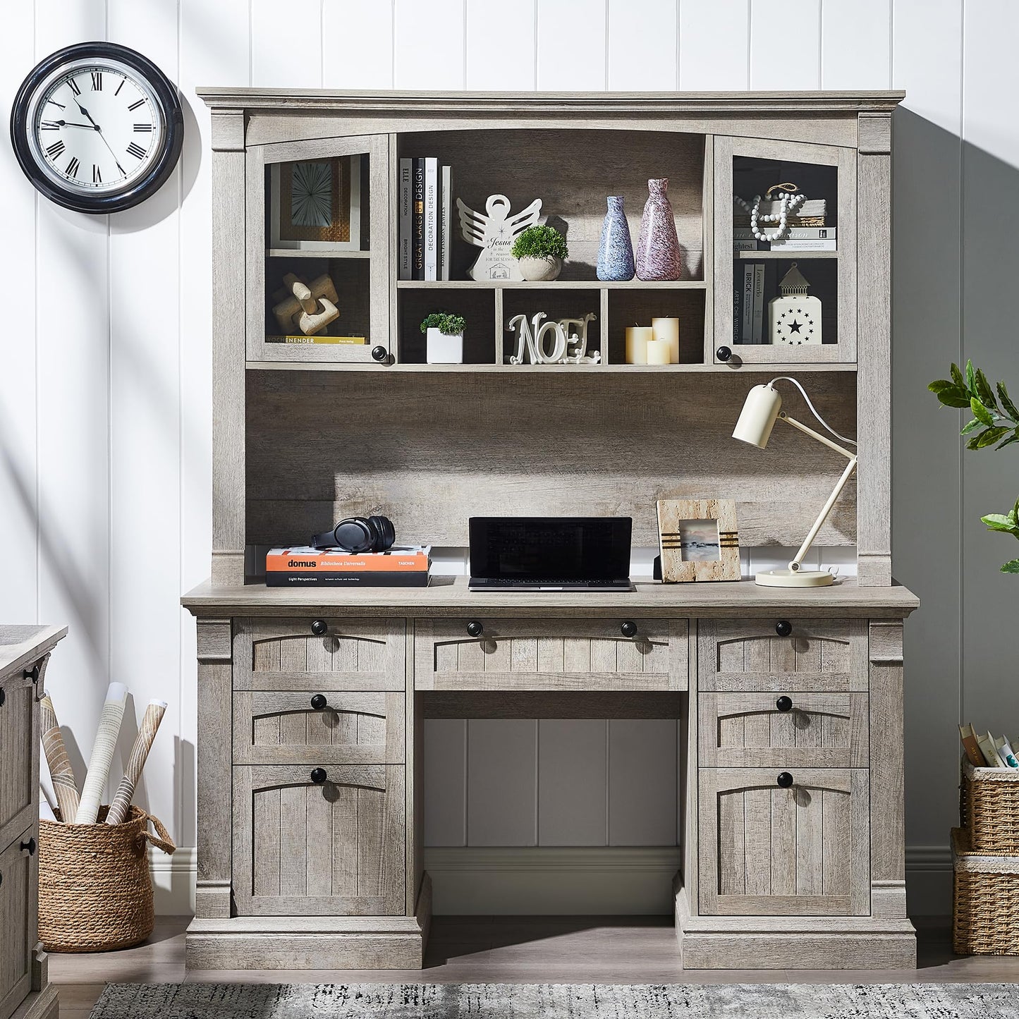 OKD 60-Zoll-Chefschreibtisch mit Schubladen, Home-Office-Schreibtisch im Landhausstil mit Ladestation, Tastaturablage, Aktenschrank-Aufbewahrung, Holz-Computertisch für Arbeit und Studium, Antikweiß