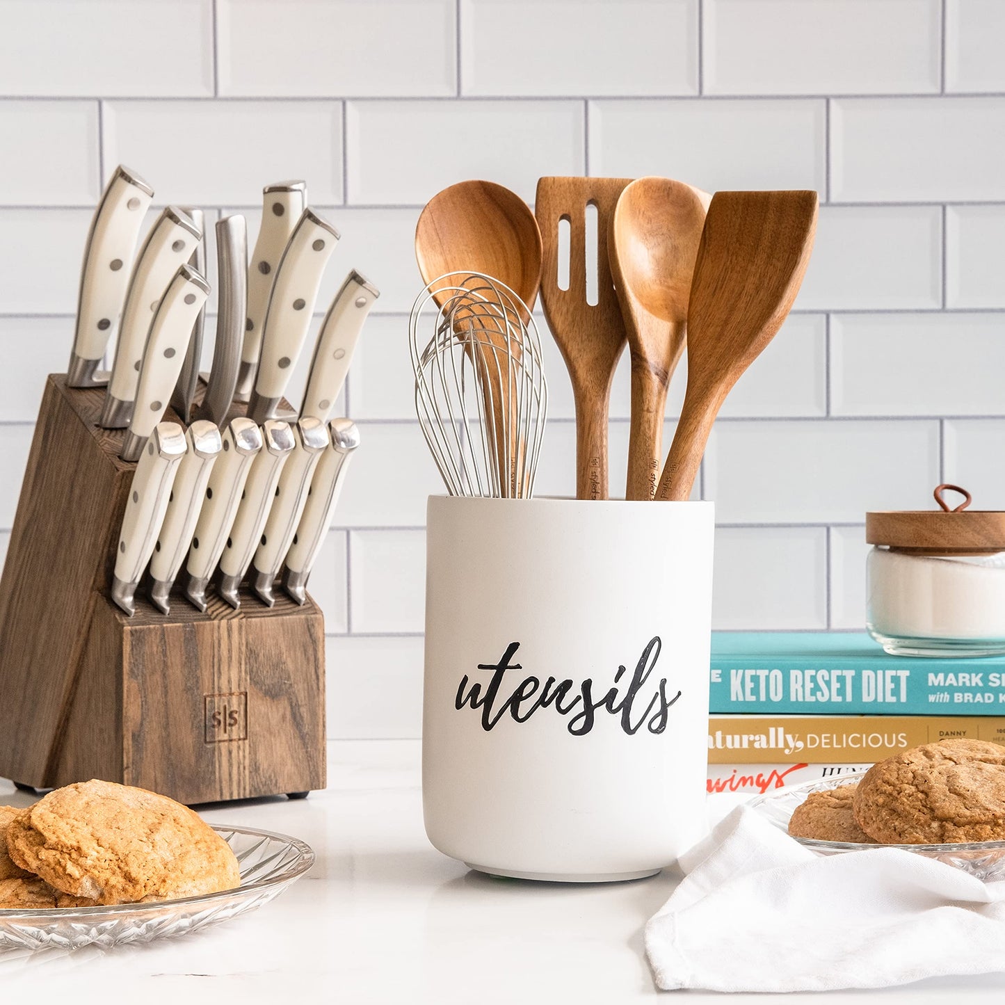 Ensemble d'ustensiles de cuisine en bois – Ensemble de 8 pièces comprenant des ustensiles de cuisine en bois et en or, un porte-ustensiles blanc et un repose-cuillère en bois – Ustensiles de cuisine durables et élégants pour cuisiner et servir