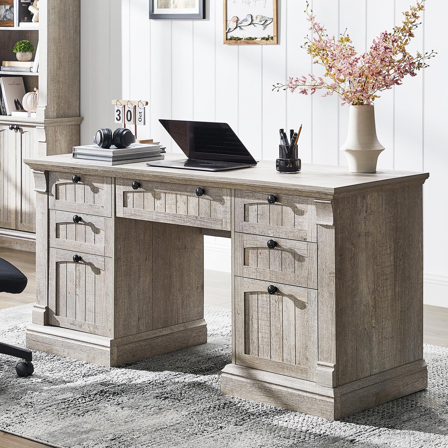 OKD 60-Zoll-Chefschreibtisch mit Schubladen, Home-Office-Schreibtisch im Landhausstil mit Ladestation, Tastaturablage, Aktenschrank-Aufbewahrung, Holz-Computertisch für Arbeit und Studium, Antikweiß