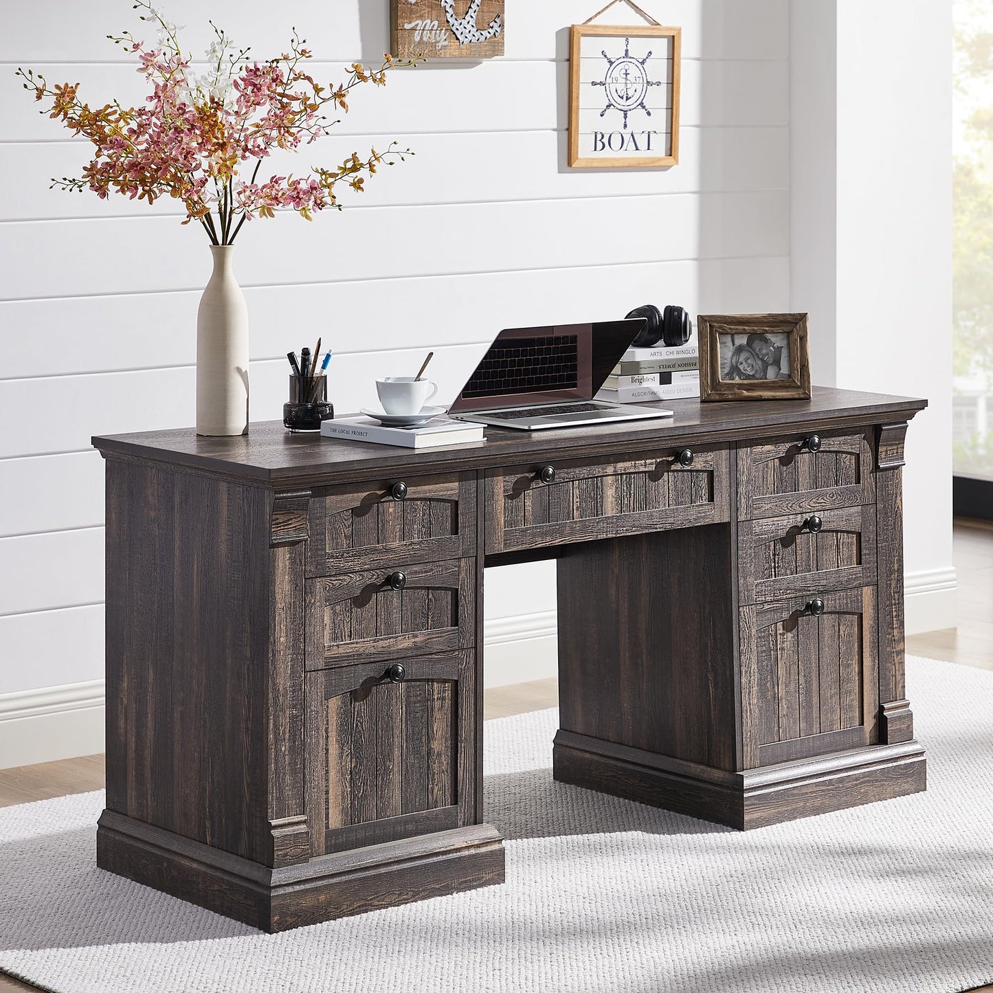 OKD 60-Zoll-Chefschreibtisch mit Schubladen, Home-Office-Schreibtisch im Landhausstil mit Ladestation, Tastaturablage, Aktenschrank-Aufbewahrung, Holz-Computertisch für Arbeit und Studium, Antikweiß