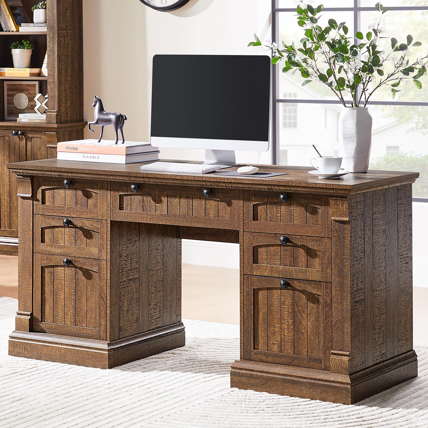 OKD 60-Zoll-Chefschreibtisch mit Schubladen, Home-Office-Schreibtisch im Landhausstil mit Ladestation, Tastaturablage, Aktenschrank-Aufbewahrung, Holz-Computertisch für Arbeit und Studium, Antikweiß