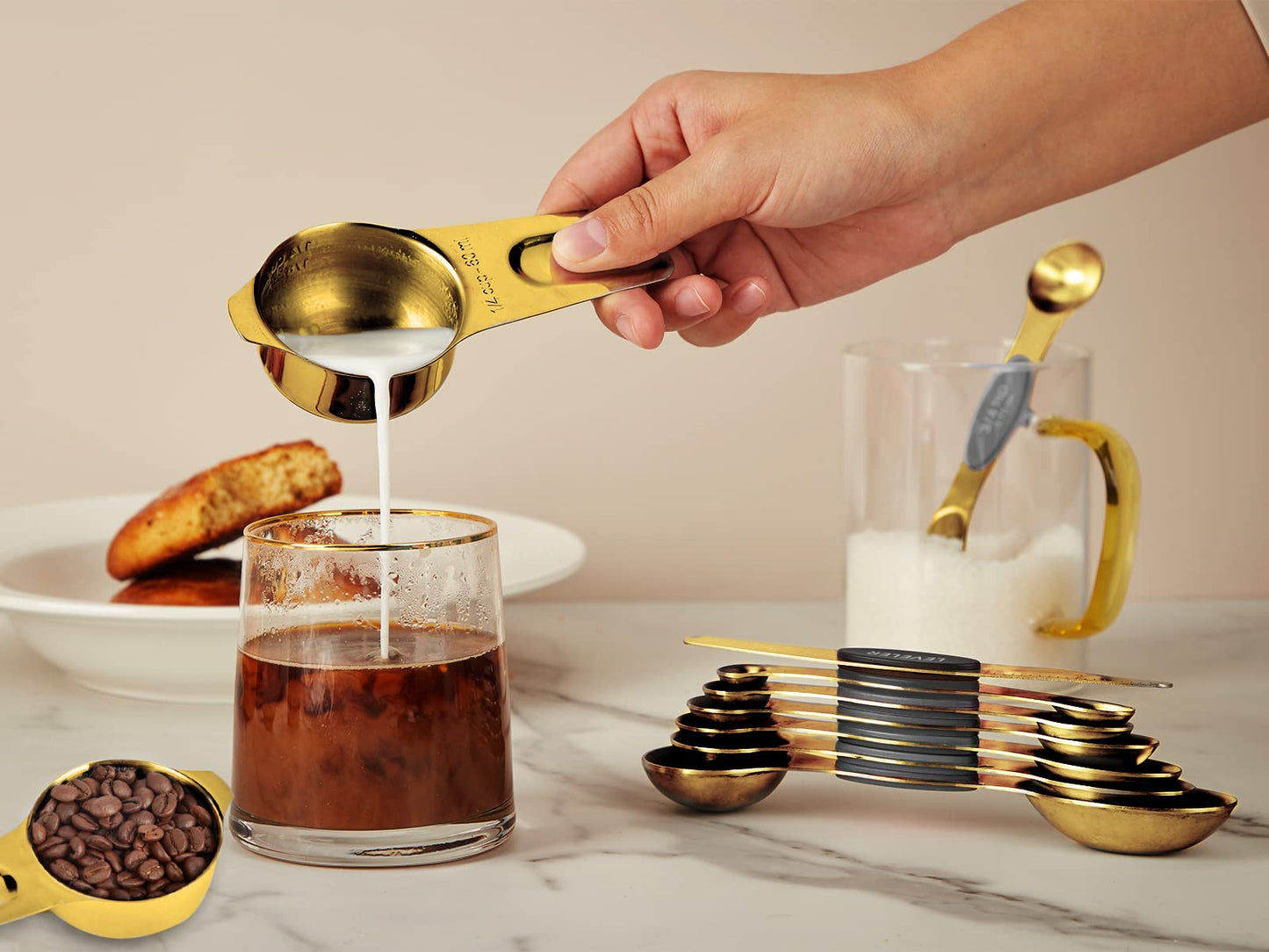 Goldfarbenes Messbecher- und Löffel-Set, 15 Stück, 18/8 Edelstahl, inkl. 7 ineinander stapelbaren Messbechern aus Metall, 8 magnetischen Messlöffeln – ideale Küchenhelfer zum Kochen und Backen 