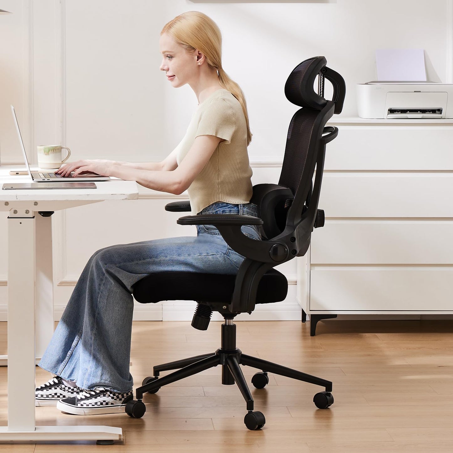 Ergonomischer Bürostuhl aus Netzgewebe, Schreibtischstuhl mit hoher Rückenlehne und 2D-Kopfstütze, Lendenwirbelstütze mit Auf- und Ab-Funktion, drehbarer Computer-Arbeitsstuhl mit verstellbaren, hochklappbaren Armlehnen, Schwarz 