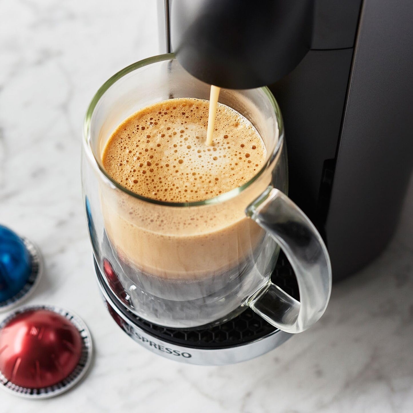 Cafetière et machine à expresso Nespresso Vertuo Plus Deluxe de De'Longhi, Titan avec mousseur à lait Aeroccino, 110 volts