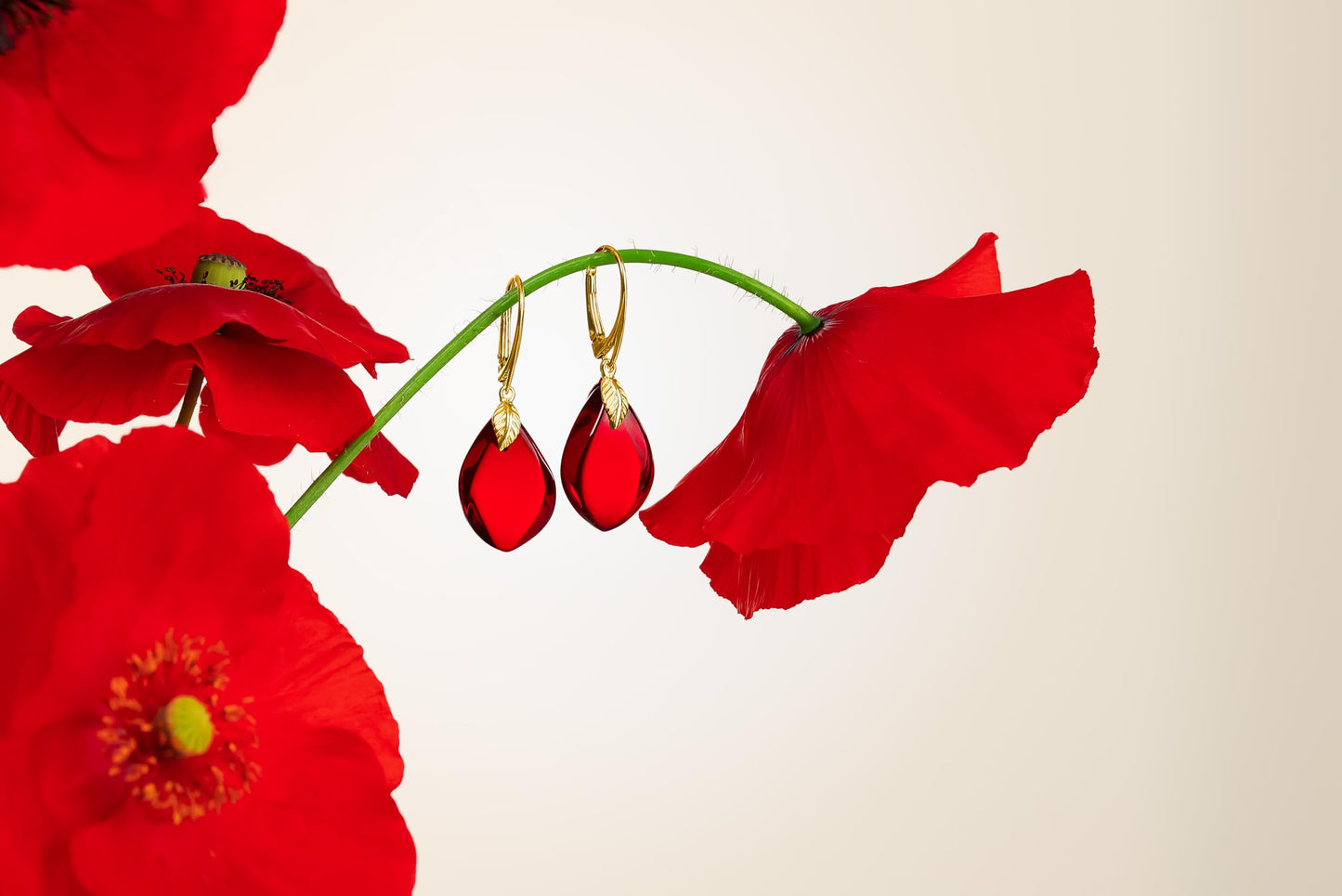 Boucles d'oreilles rouges pour femmes - Fermoir et fermoir en feuille d'argent plaqué or, bijoux en pierres semi-précieuses légères et audacieuses pour dames, boucles d'oreilles en cristal d'ambre rouge grenat