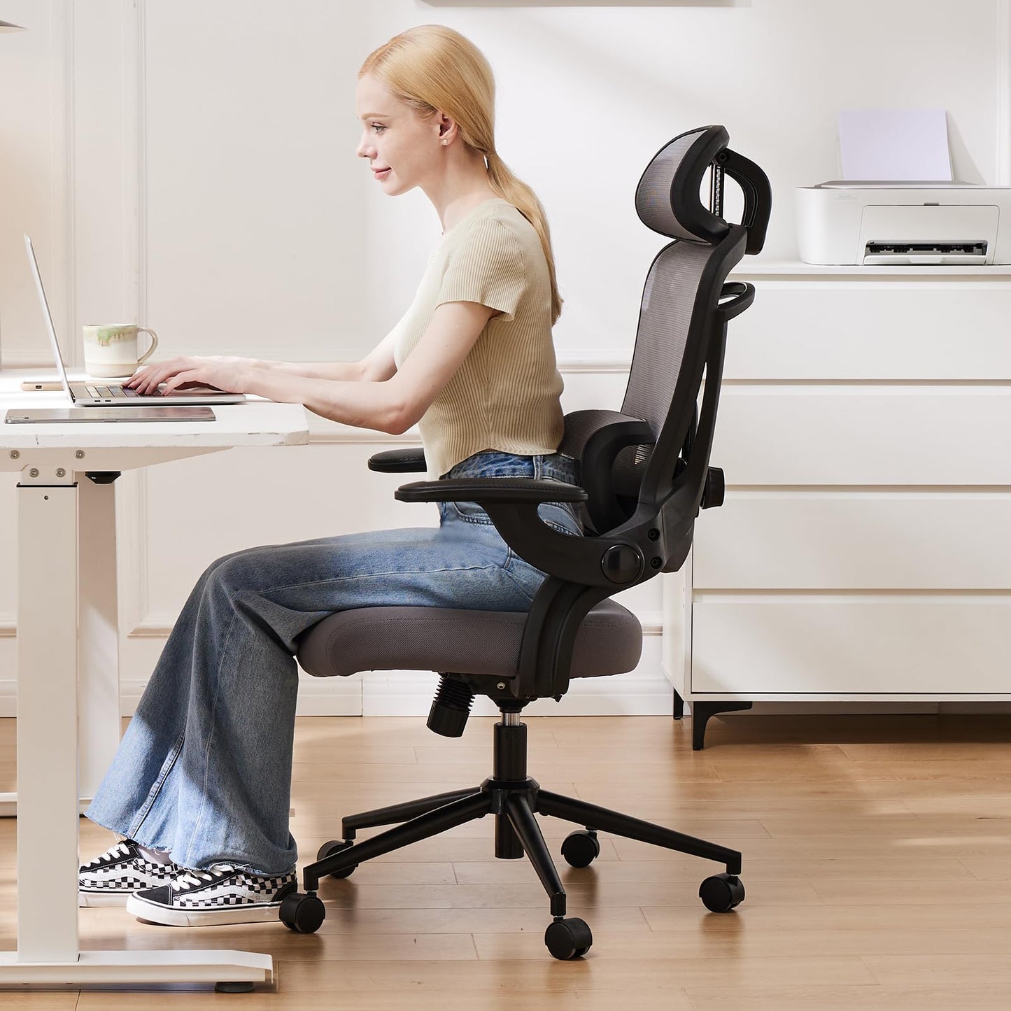 Ergonomischer Bürostuhl aus Netzgewebe, Schreibtischstuhl mit hoher Rückenlehne und 2D-Kopfstütze, Lendenwirbelstütze mit Auf- und Ab-Funktion, drehbarer Computer-Arbeitsstuhl mit verstellbaren, hochklappbaren Armlehnen, Schwarz 