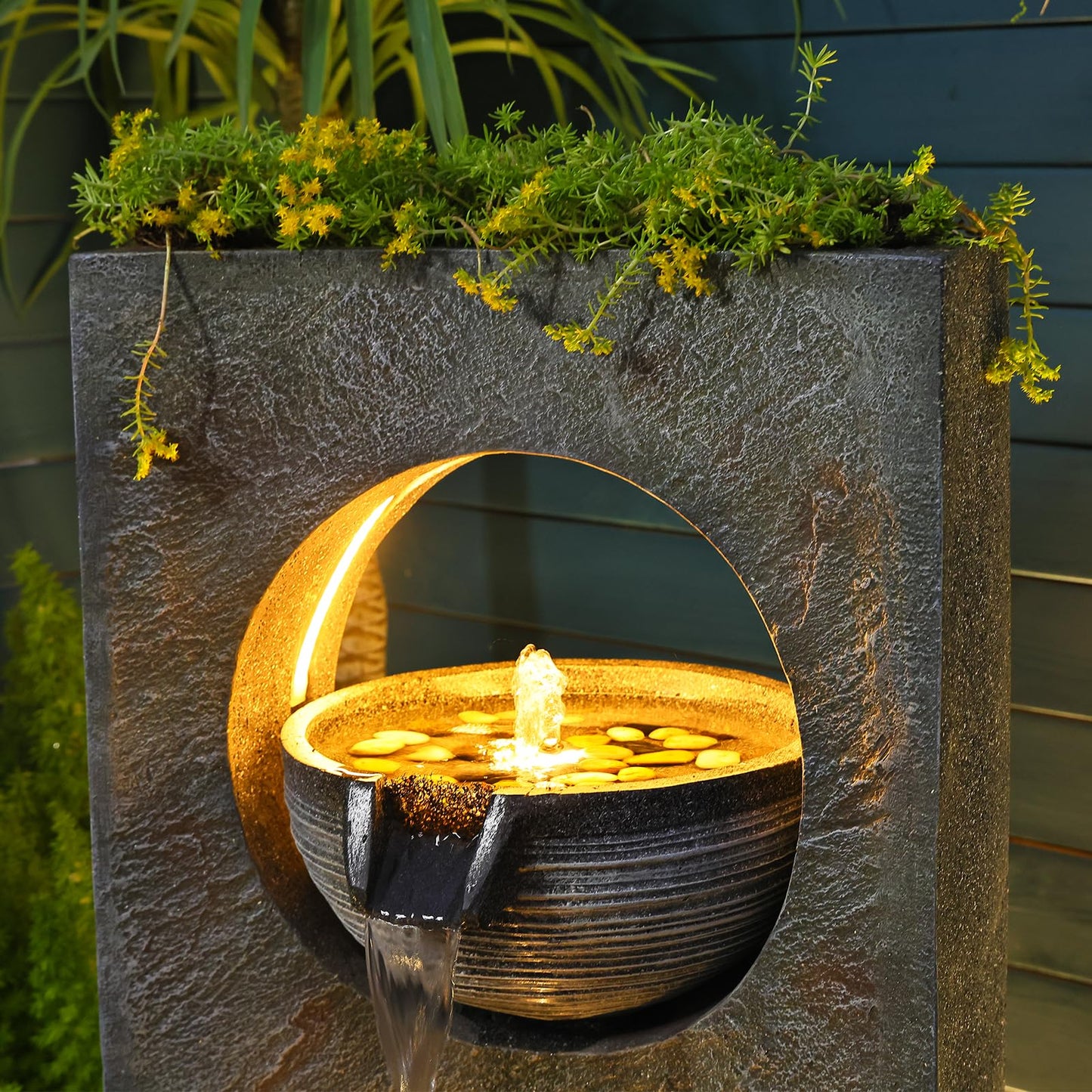 Fontaine à eau extérieure intérieure - Fontaine de jardin moderne en cascade autoportante avec surface incurvée et design artistique avec lumières LED et bande lumineuse pour décoration intérieure, patio, cour, piscine, 95 cm de haut 