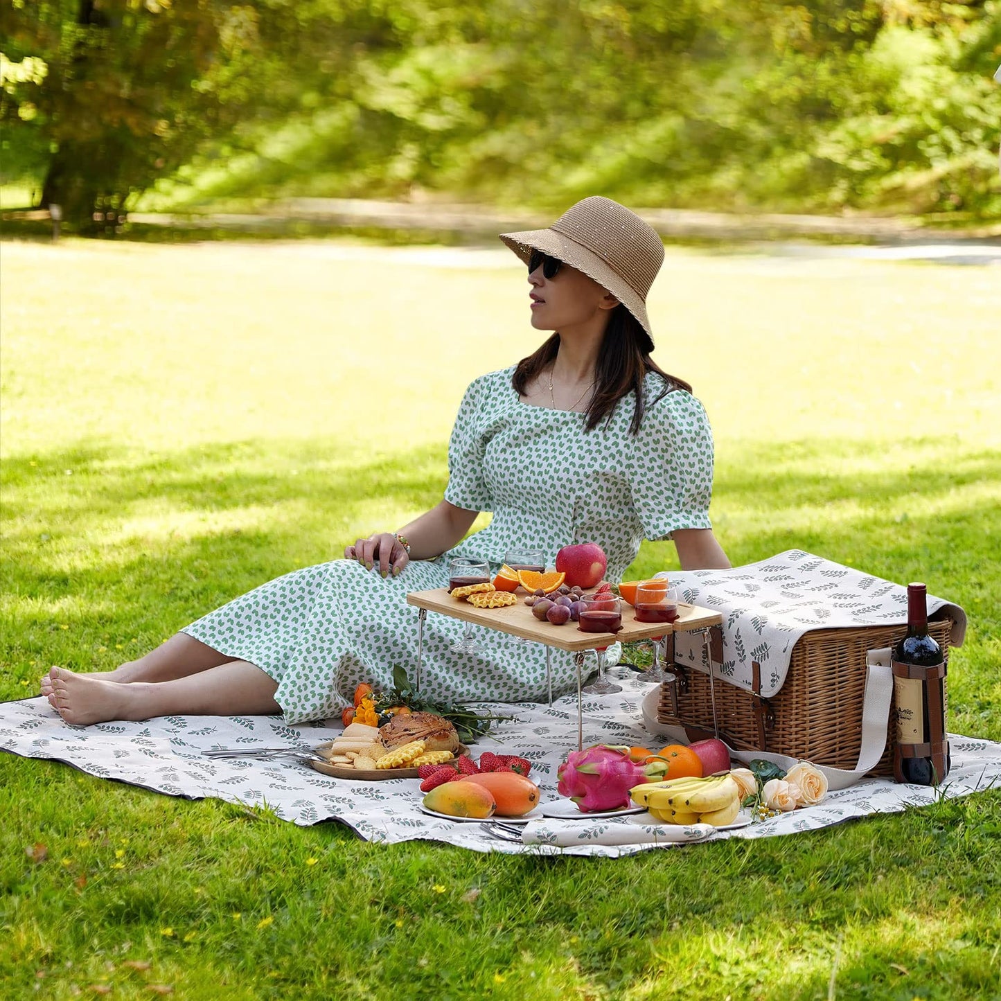 Wicker Picnic Basket for 4, 4 Person Picnic Kit, Willow Hamper Service Gift Set with Blanket Portable Bamboo Wine Snack Table for Camping and Outdoor Party