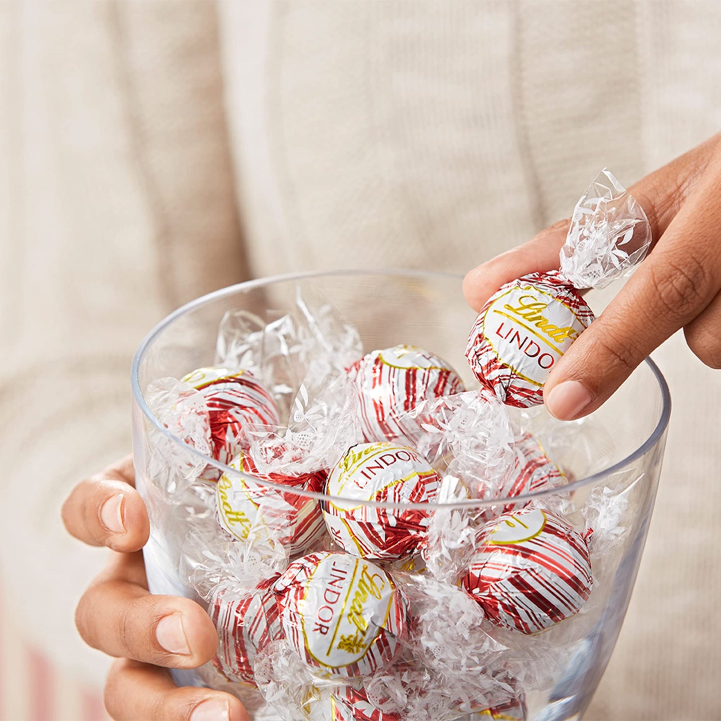 Lindt LINDOR Weiße Schokoladentrüffel, Weiße Schokoladenbonbons mit zartschmelzender Trüffelfüllung, 25,4 oz., 60 Stück 