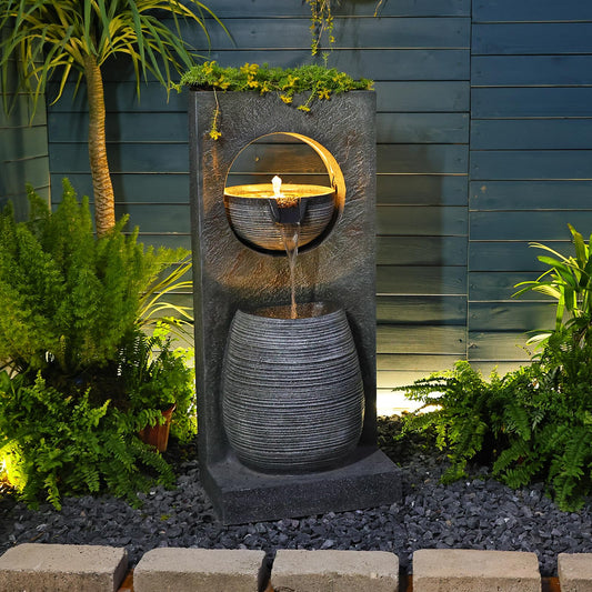 Wasserbrunnen für drinnen und draußen – moderner freistehender Wasserfall-Gartenbrunnen mit gebogener Oberfläche, künstlerisches Design mit LED-Leuchten und Lichtstreifen für die Inneneinrichtung von Terrasse, Hof und Pool, 95 cm hoch 