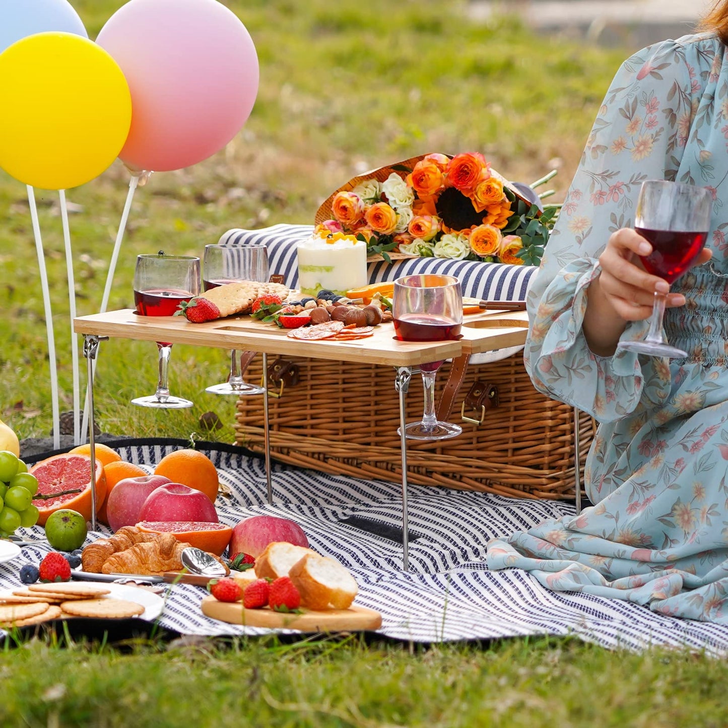 Picknickkorb aus Weide für 4 Personen, Picknick-Set für 4 Personen, Weidenkorb-Service-Geschenkset mit Decke, tragbarer Wein-Snack-Tisch aus Bambus für Camping und Partys im Freien 